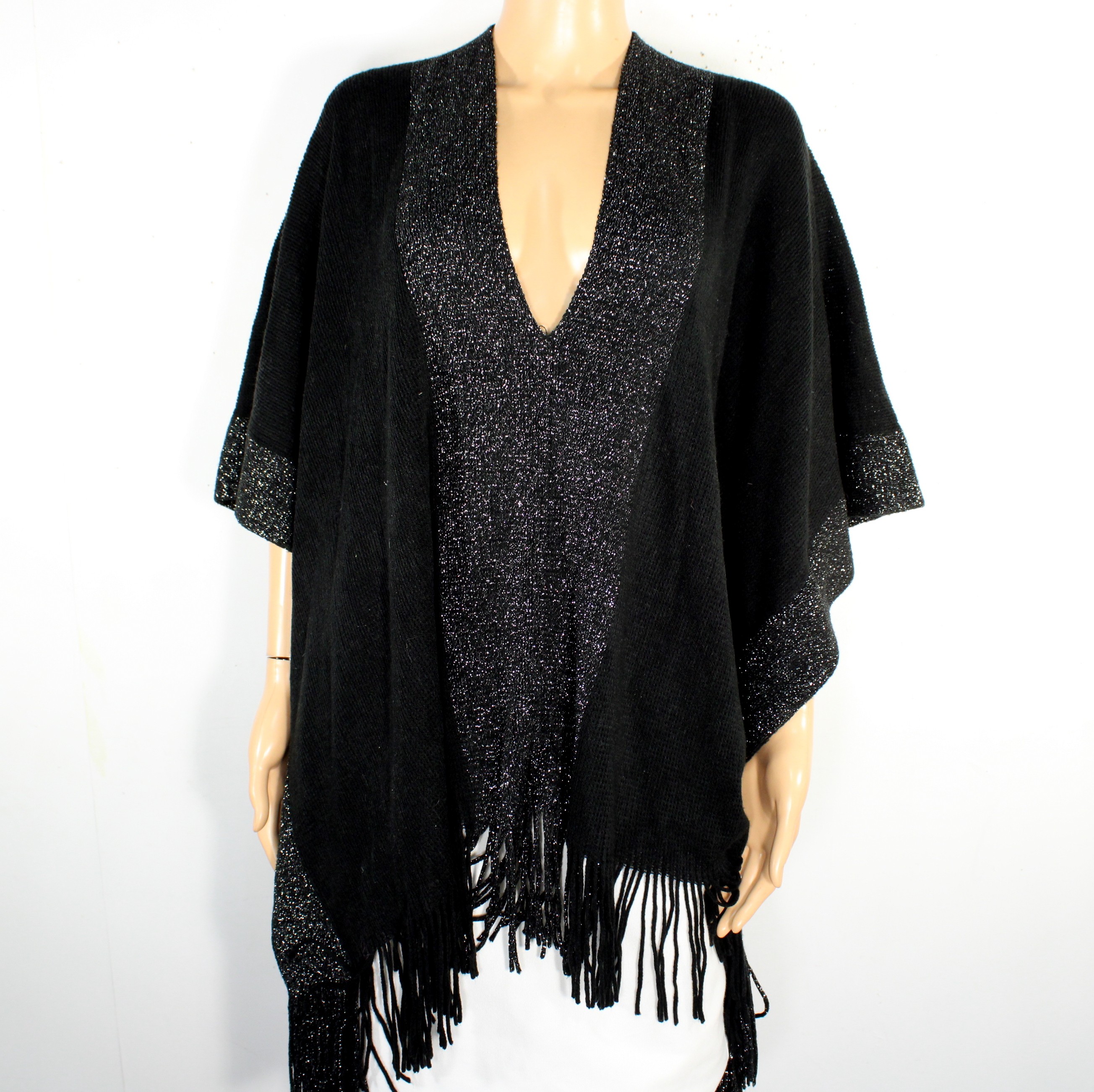Acheter Poncho Femme Noir & Argent Taille Estimée T. Unique Bon état - 10,00 € Poncho Femme Noir & Argent Taille Estimée T. Unique Bon état reconditionné disponible sur Label Emmaüs