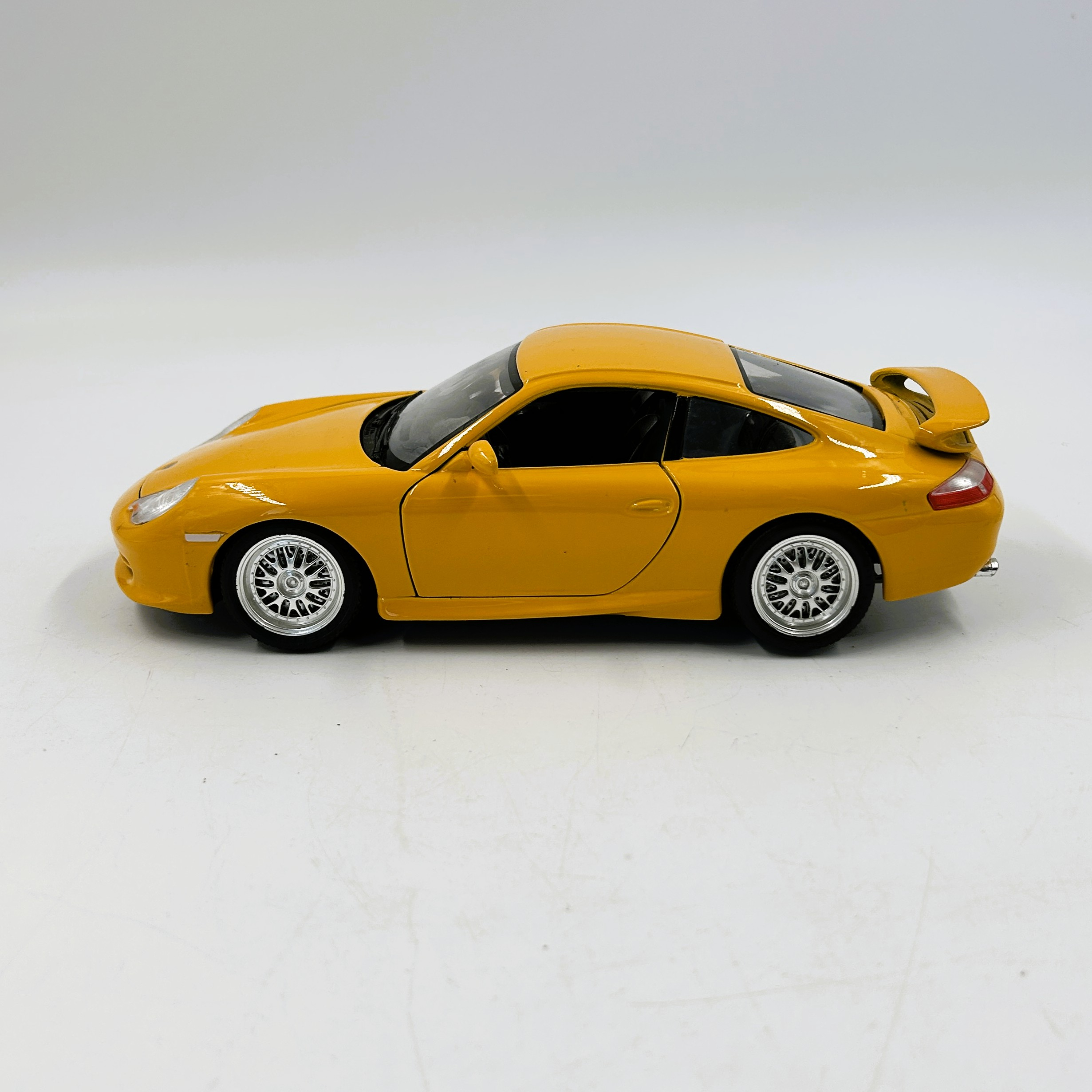 Voir photo 2 de Porsche Carrera 911 jaune Burago 1/18 Porsche Carrera 911 jaune Burago 1/18 Bon état reconditionné photo 2