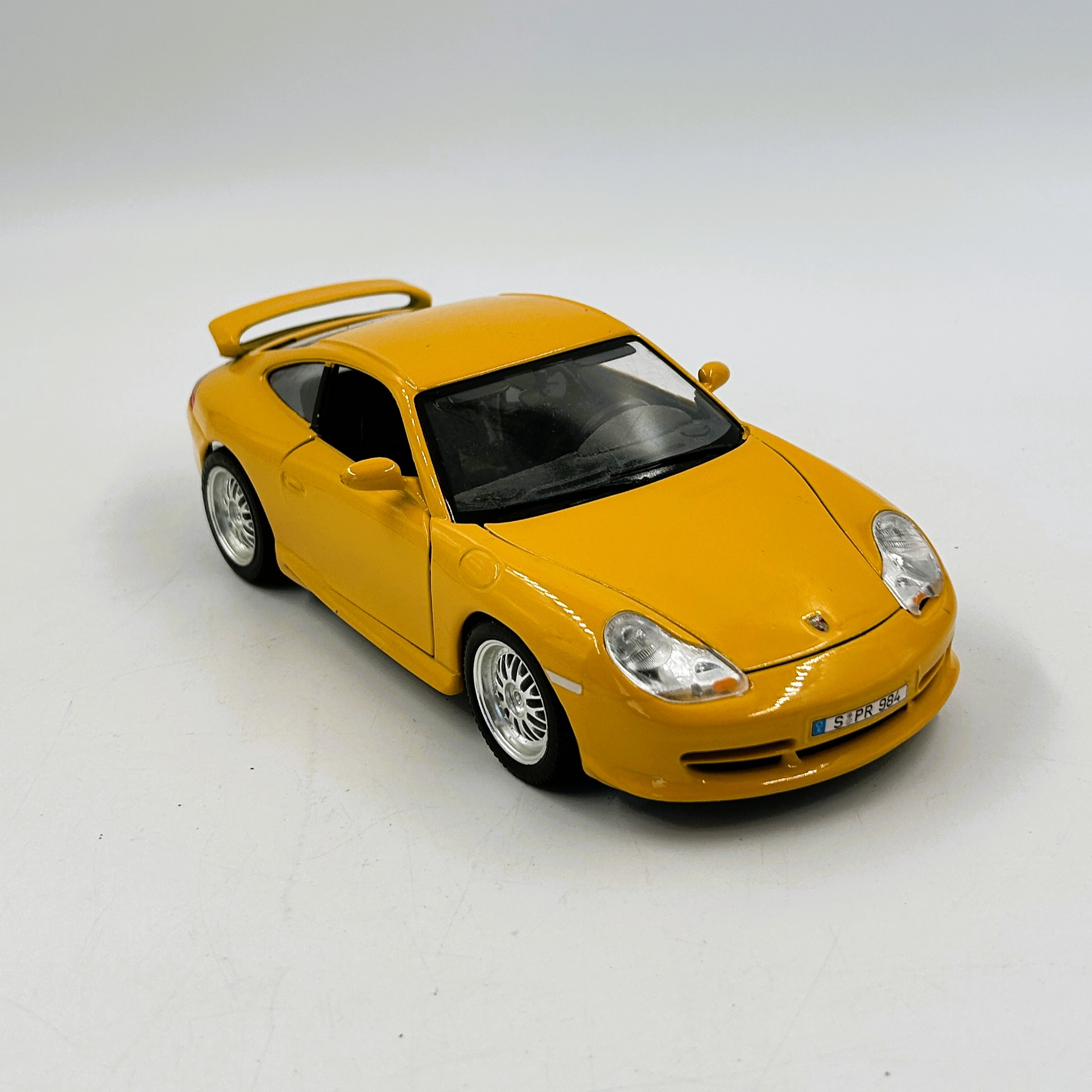 Voir photo 3 de Porsche Carrera 911 jaune Burago 1/18 Porsche Carrera 911 jaune Burago 1/18 Bon état reconditionné photo 3