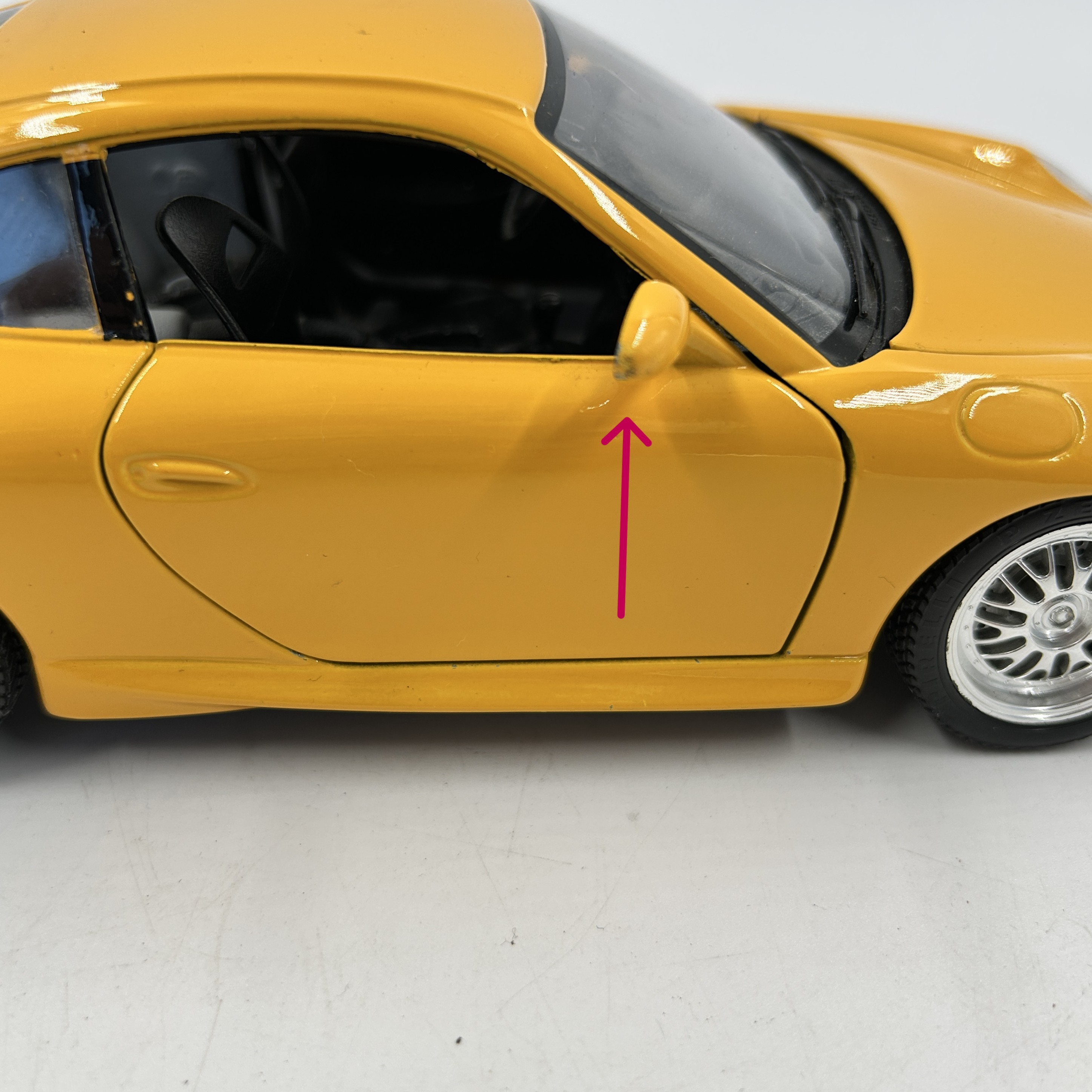Voir photo 9 de Porsche Carrera 911 jaune Burago 1/18 Porsche Carrera 911 jaune Burago 1/18 Bon état reconditionné photo 9