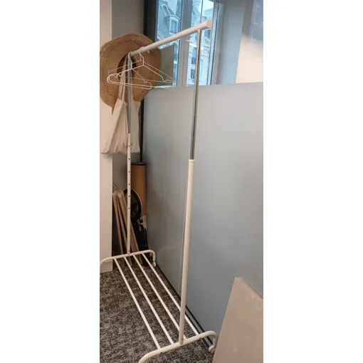 Portant à vêtements à roulettes en fer blanc, reglable en hauteur. occasion reconditionné disponible sur Rakuten