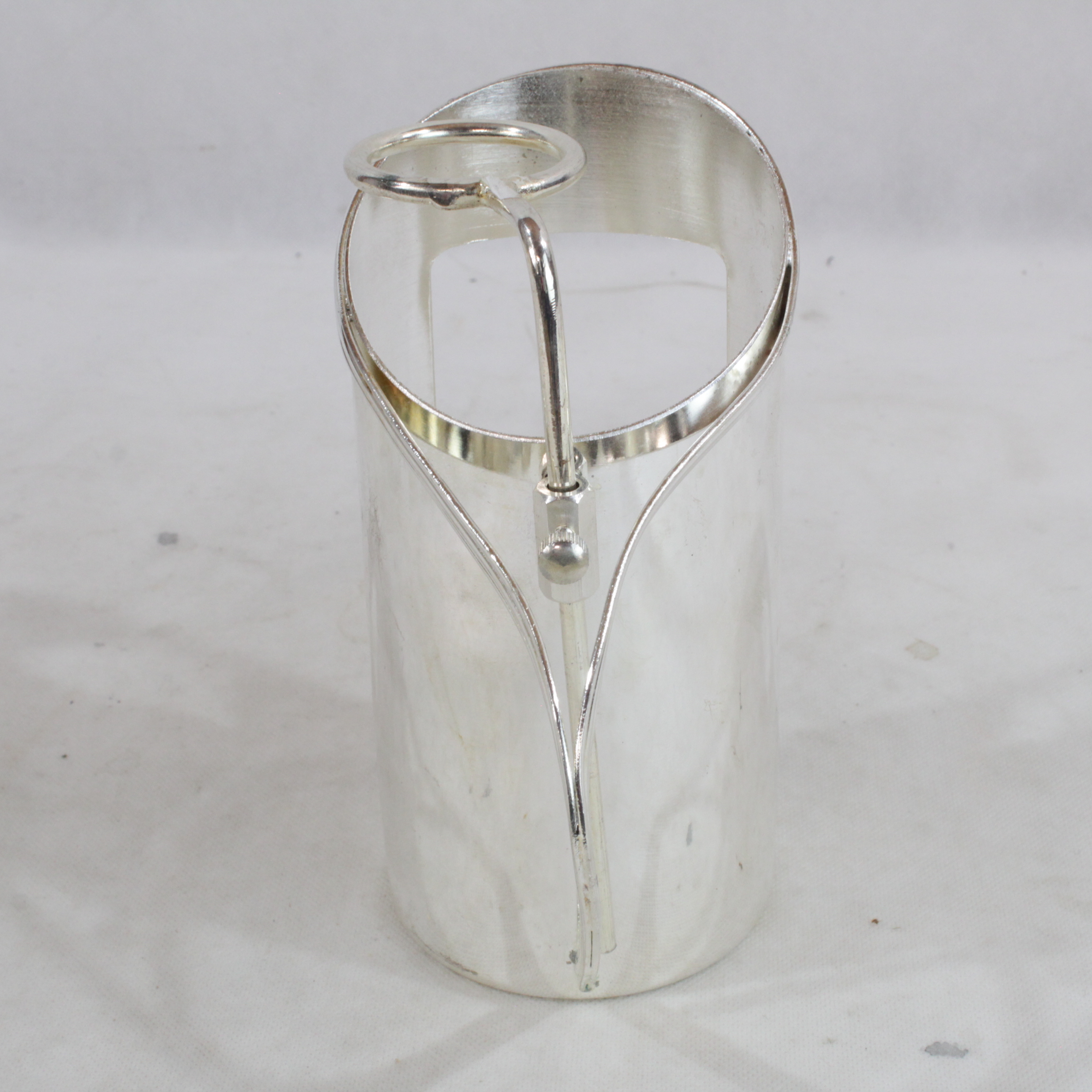 Porte bouteille en métal Argenté réglable Parfait état - 17,50 € Porte bouteille en métal Argenté réglable Parfait état reconditionné disponible sur Label Emmaüs