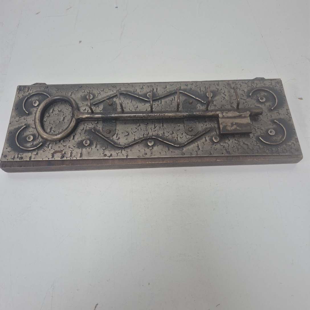 Voir photo 2 de Porte clefs en bois et métal motif de clé Porte clefs en bois et métal motif de clé Très bon état reconditionné photo 2