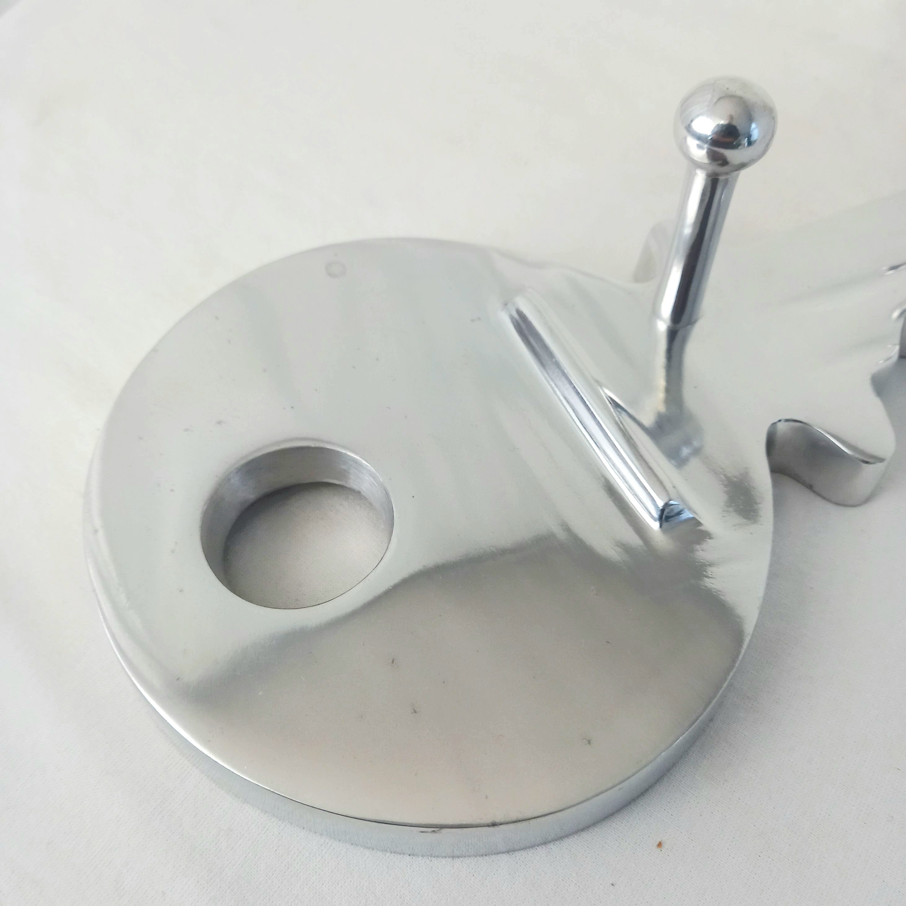 Voir photo 4 de Porte clés ou porte manteaux en métal argenté Porte clés ou porte manteaux en métal argenté Bon état reconditionné photo 4