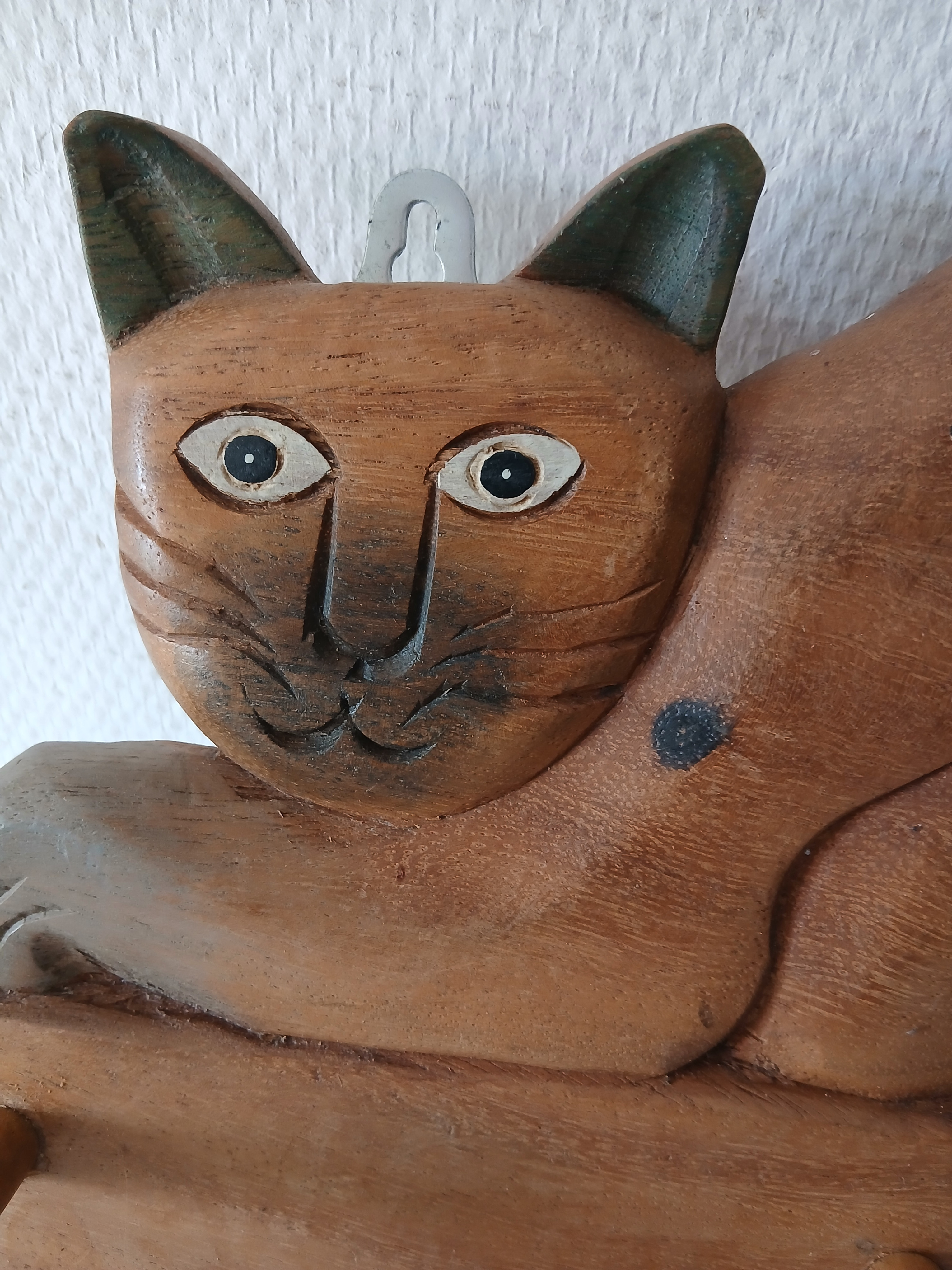Voir photo 2 de Porte manteau en bois représentant un chat allongé. Porte manteau en bois représentant un chat allongé. Très bon état reconditionné photo 2
