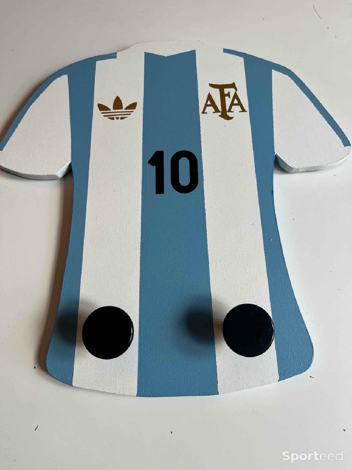 PORTE-MANTEAU MAILLOT ARGENTINE – LIONEL MESSI Comme neuf (c'est déjà la condition standard) reconditionné disponible sur Sporteed