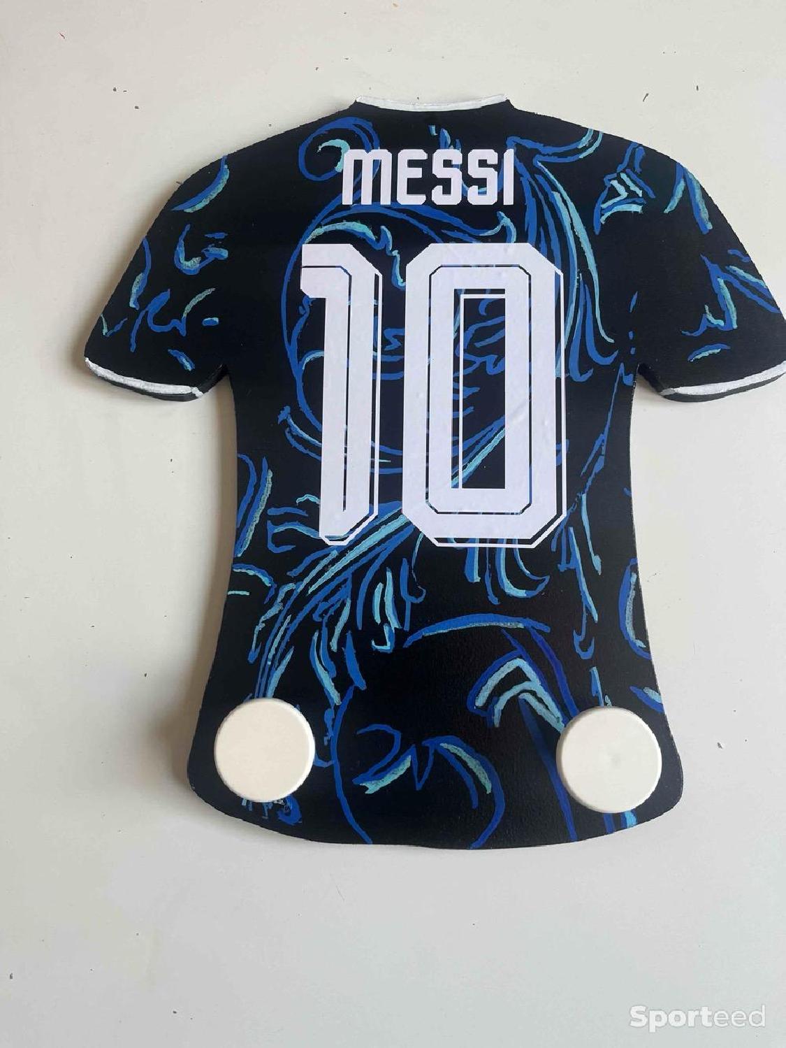 Porte manteau maillot équipe d’Argentine Léo Messi Comme neuf (c'est déjà la condition standard) Adidas reconditionné disponible sur Sporteed
