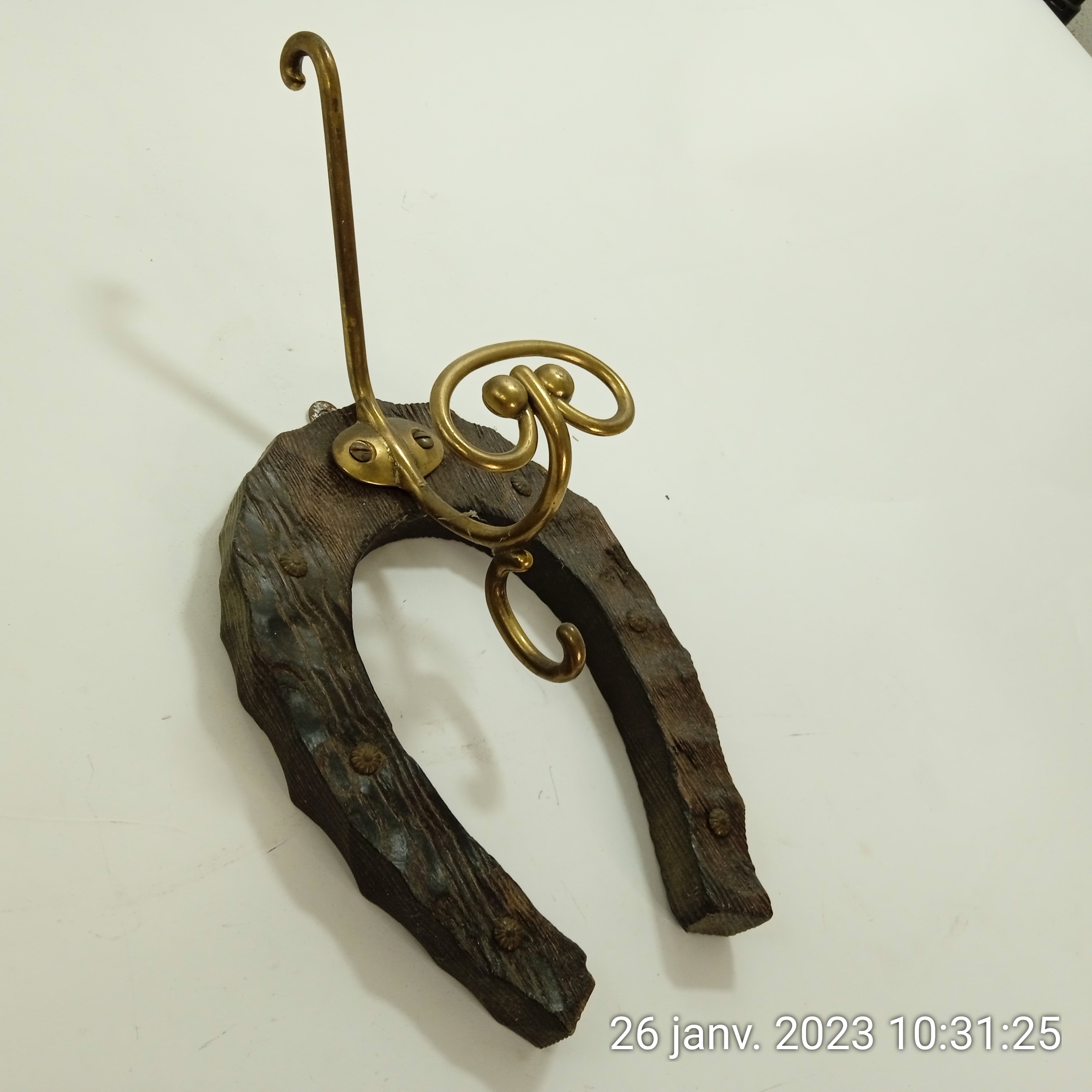Voir photo 3 de Porte-manteau rustique Fer à cheval en laiton et bois Porte-manteau rustique Fer à cheval en laiton et bois Bon état reconditionné photo 3