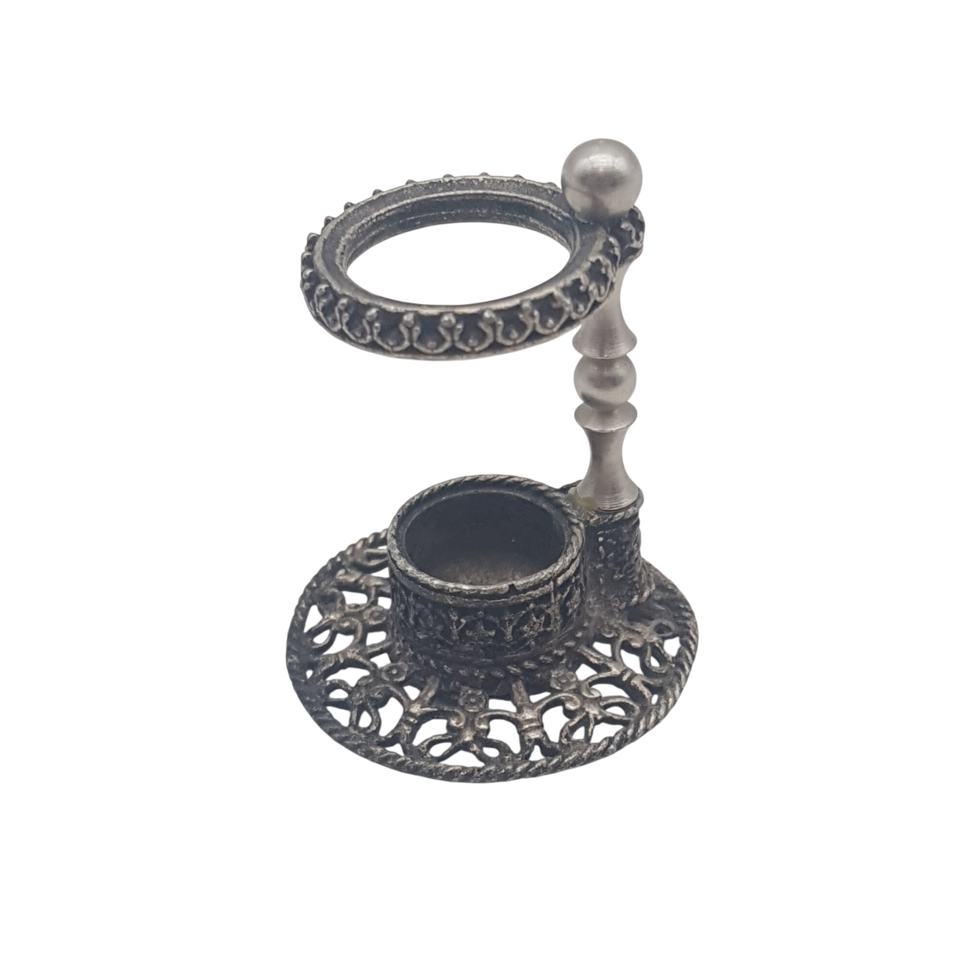 Porte stylo plume en métal ciselé Bon état - 30,00 € Porte stylo plume en métal ciselé Bon état reconditionné disponible sur Label Emmaüs