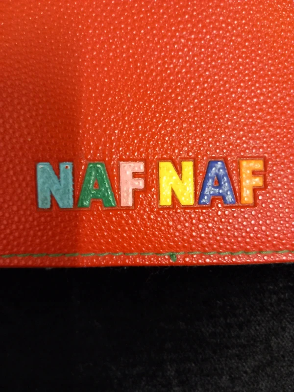 Voir photo 2 de Portefeuille vintage Naf Naf Portefeuille vintage Naf Naf Bon état reconditionné photo 2