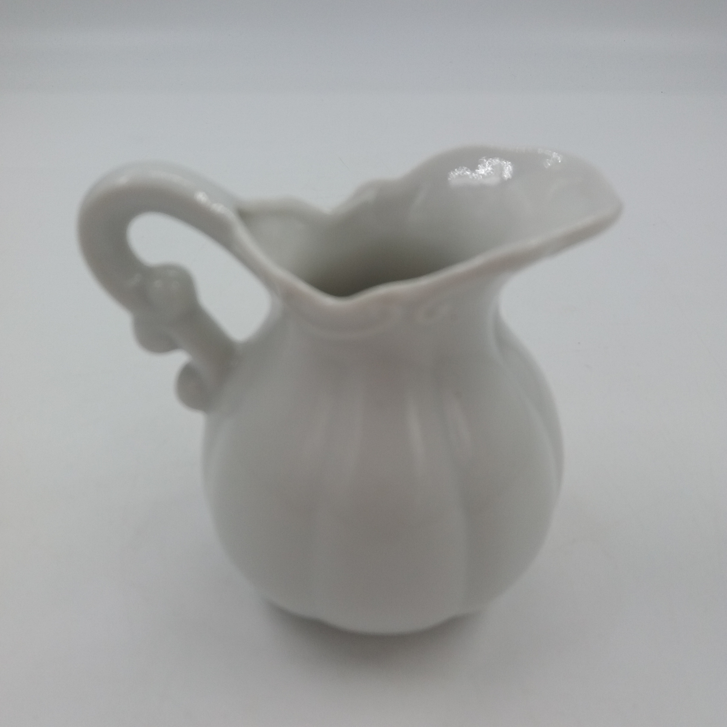 Voir photo 2 de Pot à crème en porcelaine. Décor bateau Queen Mary sur fond blanc. Pot à crème en porcelaine. Décor bateau Queen Mary sur fond blanc. Très bon état reconditionné photo 2