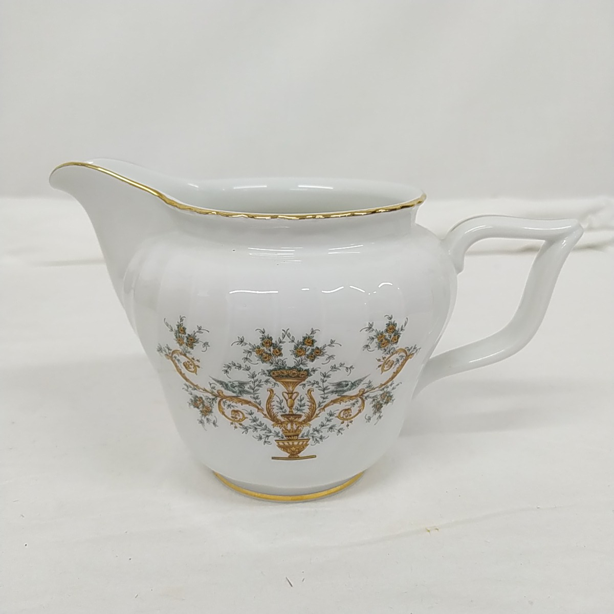 Pot à lait en porcelaine de Bavière Royal Tettau Très bon état - 11,00 € Pot à lait en porcelaine de Bavière Royal Tettau Très bon état reconditionné disponible sur Label Emmaüs