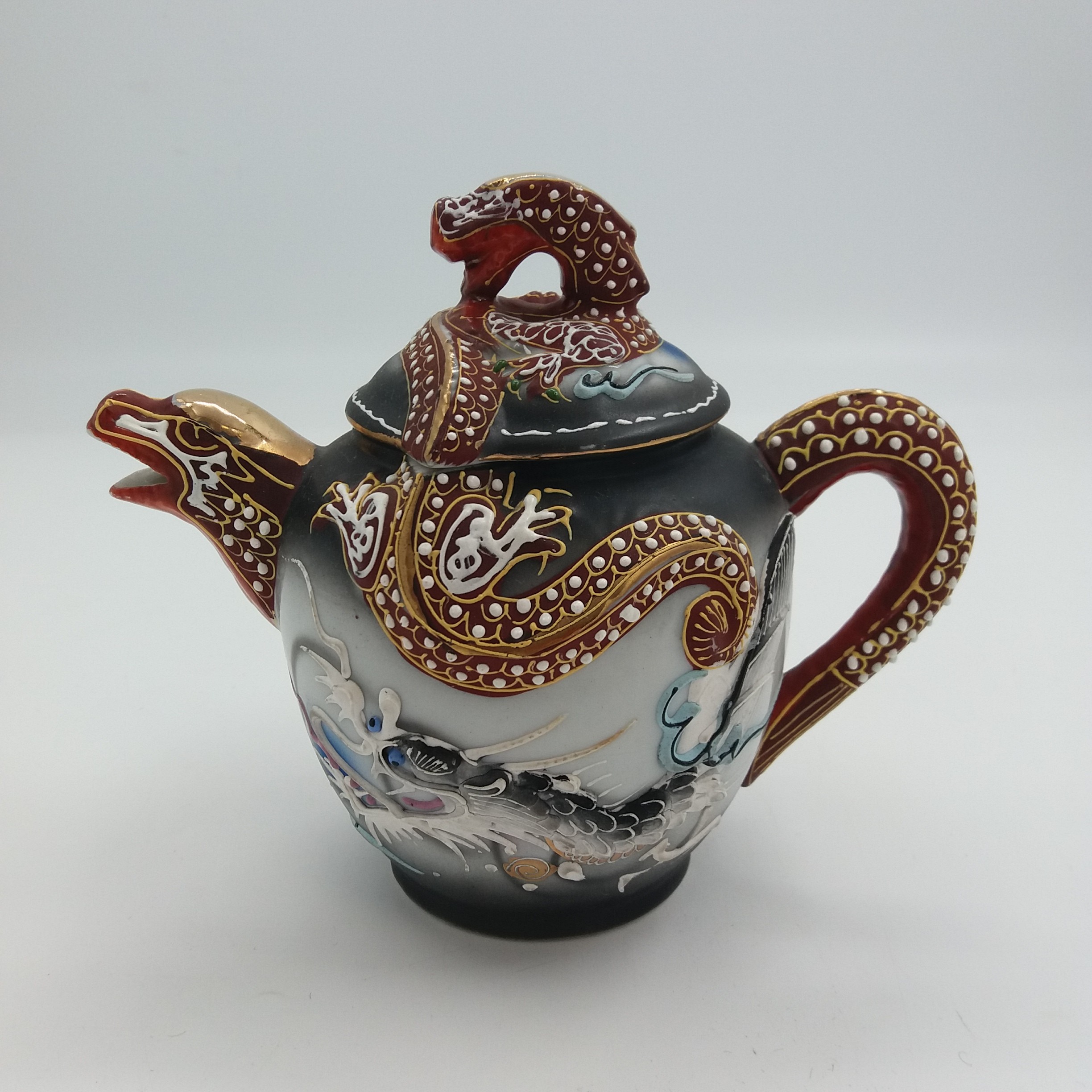 Voir photo 2 de Pot à lait en porcelaine. Indonésien. Couleur gris. Motif dragon. Pot à lait en porcelaine. Indonésien. Couleur gris. Motif dragon. Très bon état reconditionné photo 2