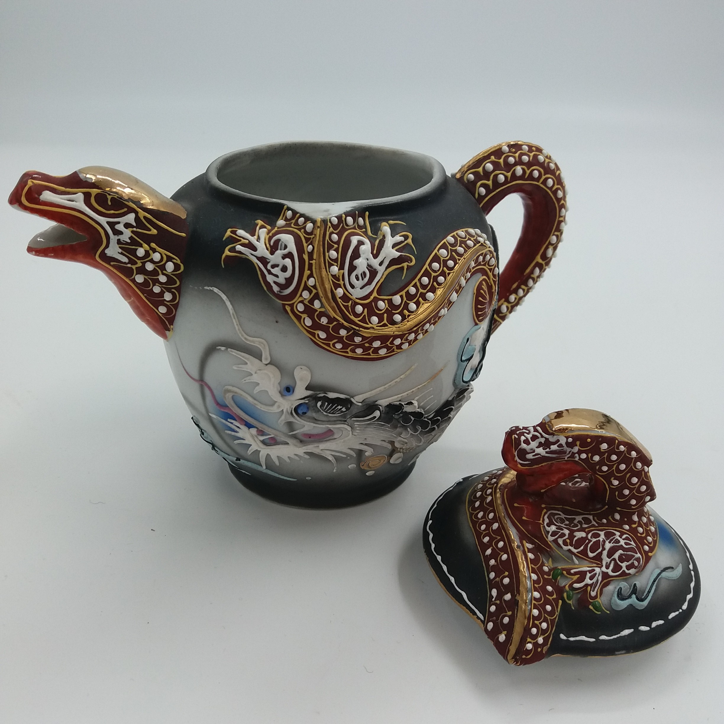 Voir photo 4 de Pot à lait en porcelaine. Indonésien. Couleur gris. Motif dragon. Pot à lait en porcelaine. Indonésien. Couleur gris. Motif dragon. Très bon état reconditionné photo 4