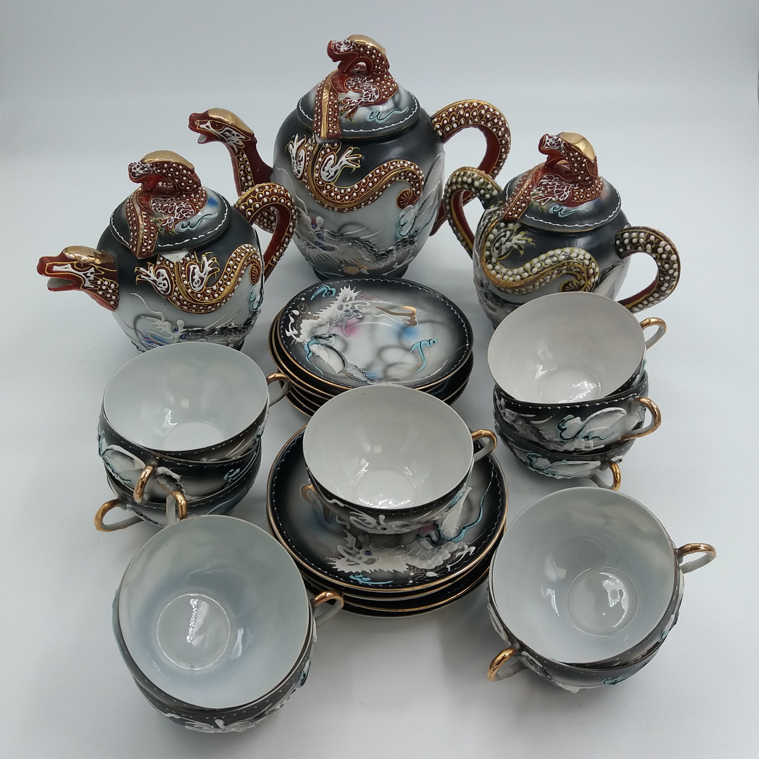 Voir photo 5 de Pot à lait en porcelaine. Indonésien. Couleur gris. Motif dragon. Pot à lait en porcelaine. Indonésien. Couleur gris. Motif dragon. Très bon état reconditionné photo 5