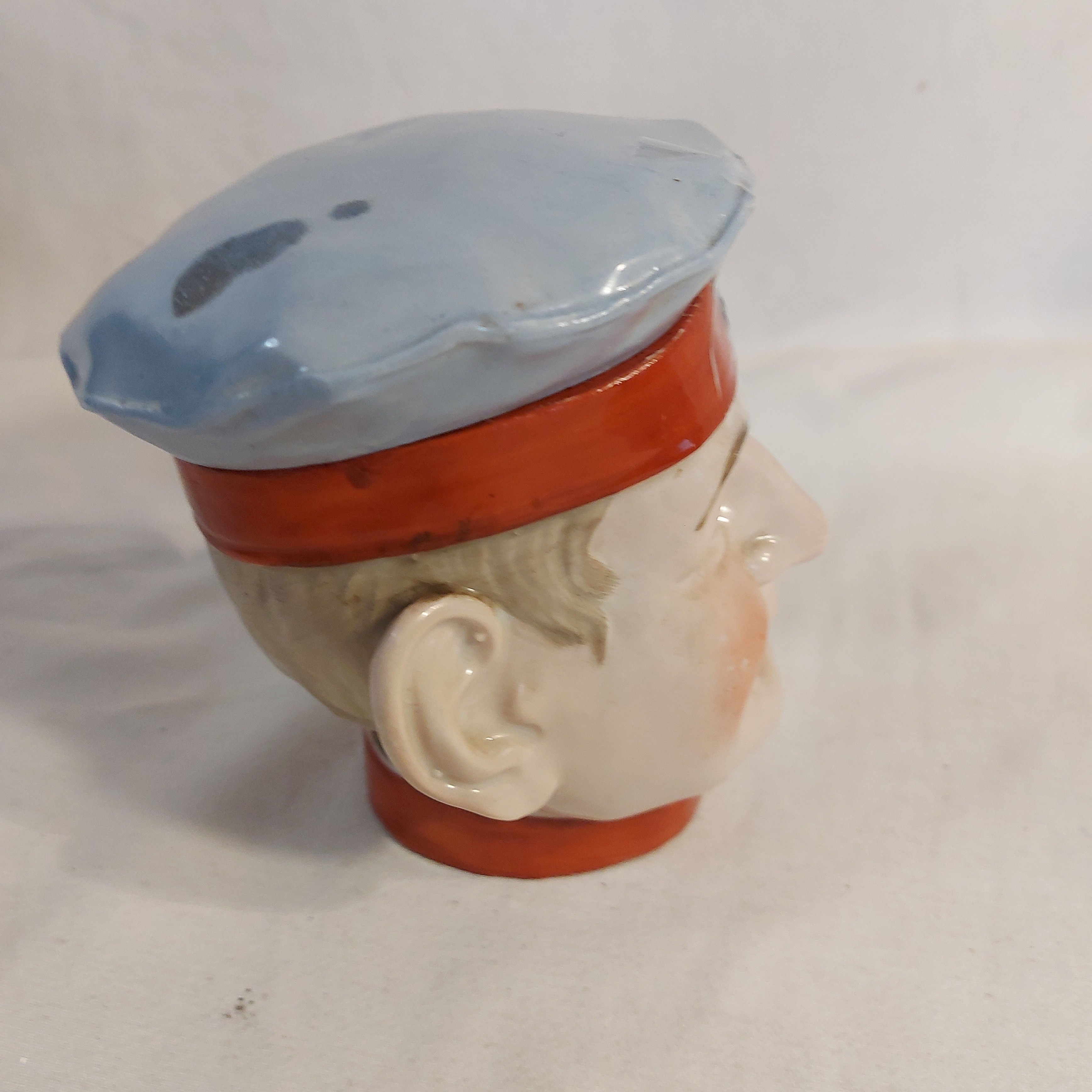 Voir photo 3 de Pot à Tabac a Pipe, faïence ancienne, Allemand, régiment d'infanterie, antique céramique, peint à la main, vers 1900, avec un béret amovible, probablement fait en Autriche, très rare Pot à Tabac a Pipe, faïence ancienne, Allemand, régiment d'infanterie, antique céramique, peint à la main, vers 1900, avec un béret amovible, probablement fait en Autriche, très rare Bon état reconditionné photo 3