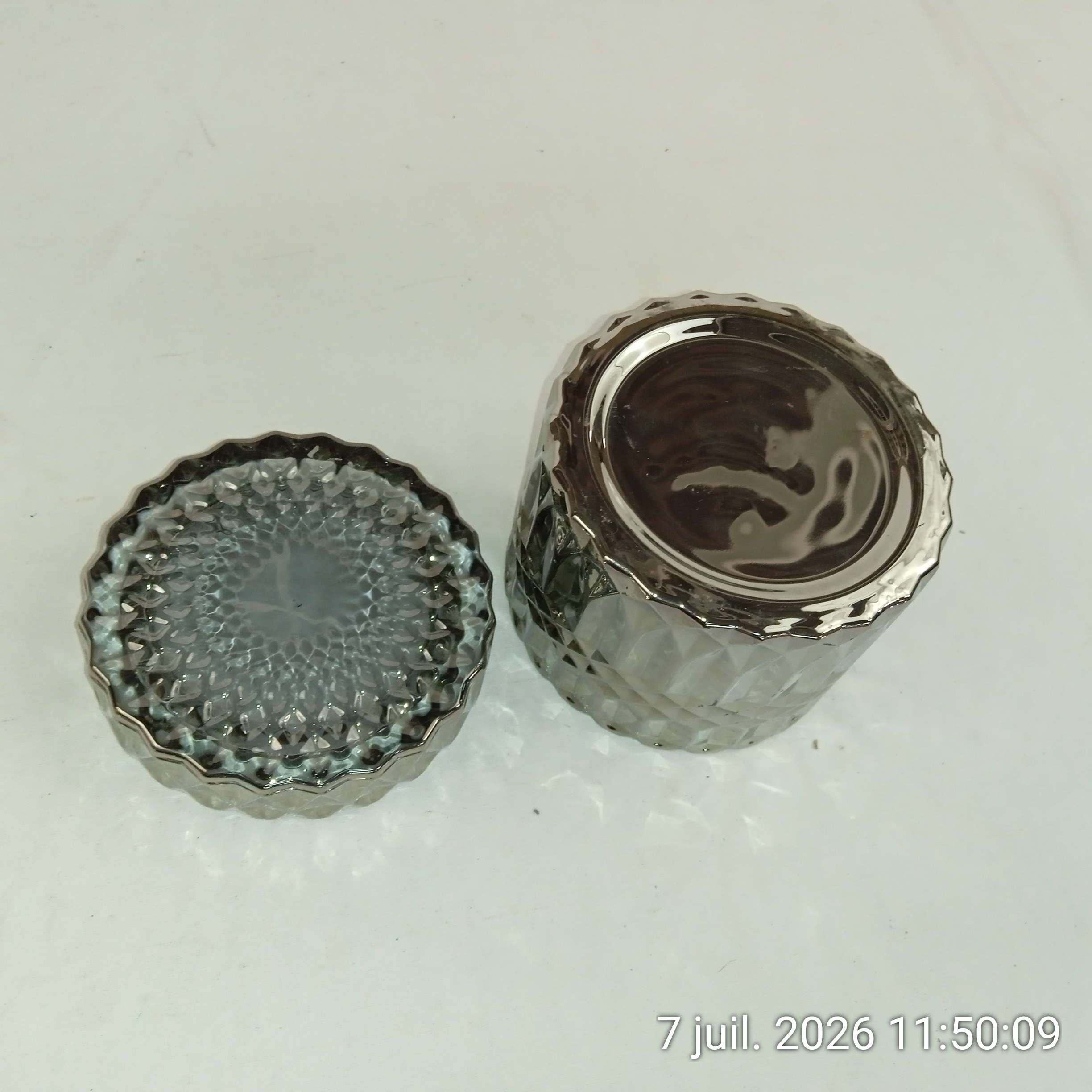 Voir photo 3 de Pot de rangement/photophore rond en verre fumé argenté Pot de rangement/photophore rond en verre fumé argenté Très bon état reconditionné photo 3