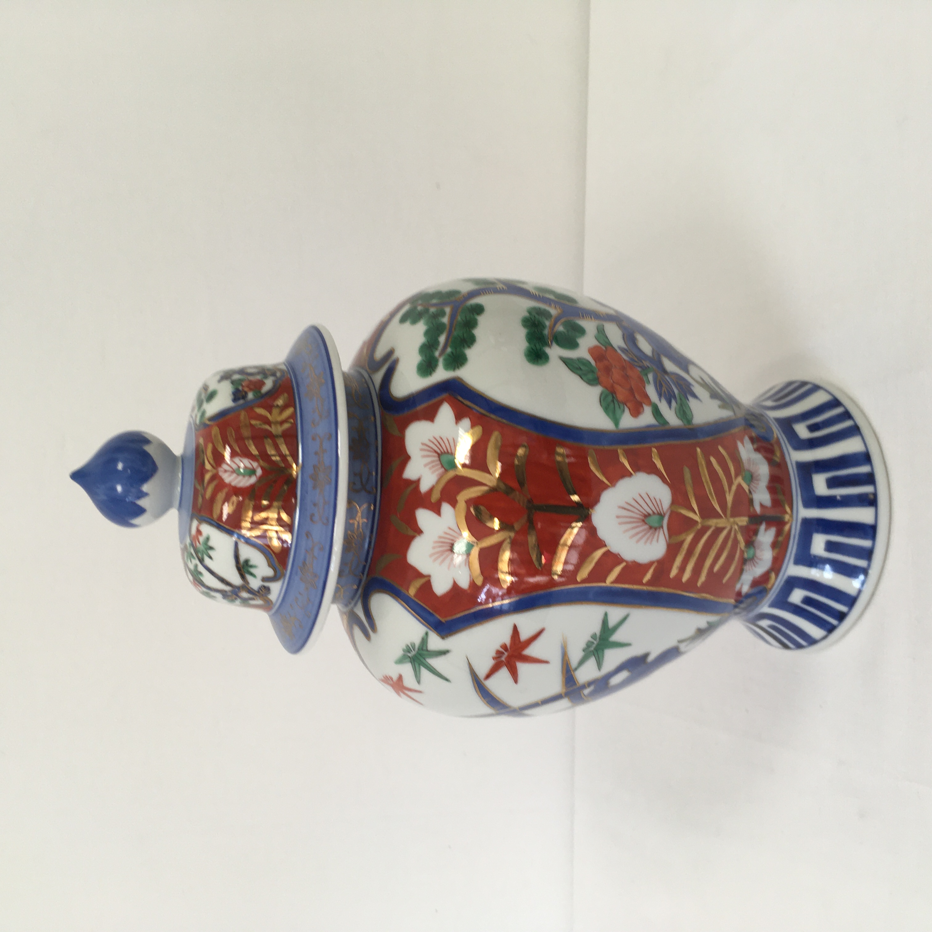Voir photo 2 de Pot japonais avec son couvercle en porcelaine. Pot japonais avec son couvercle en porcelaine. Bon état reconditionné photo 2