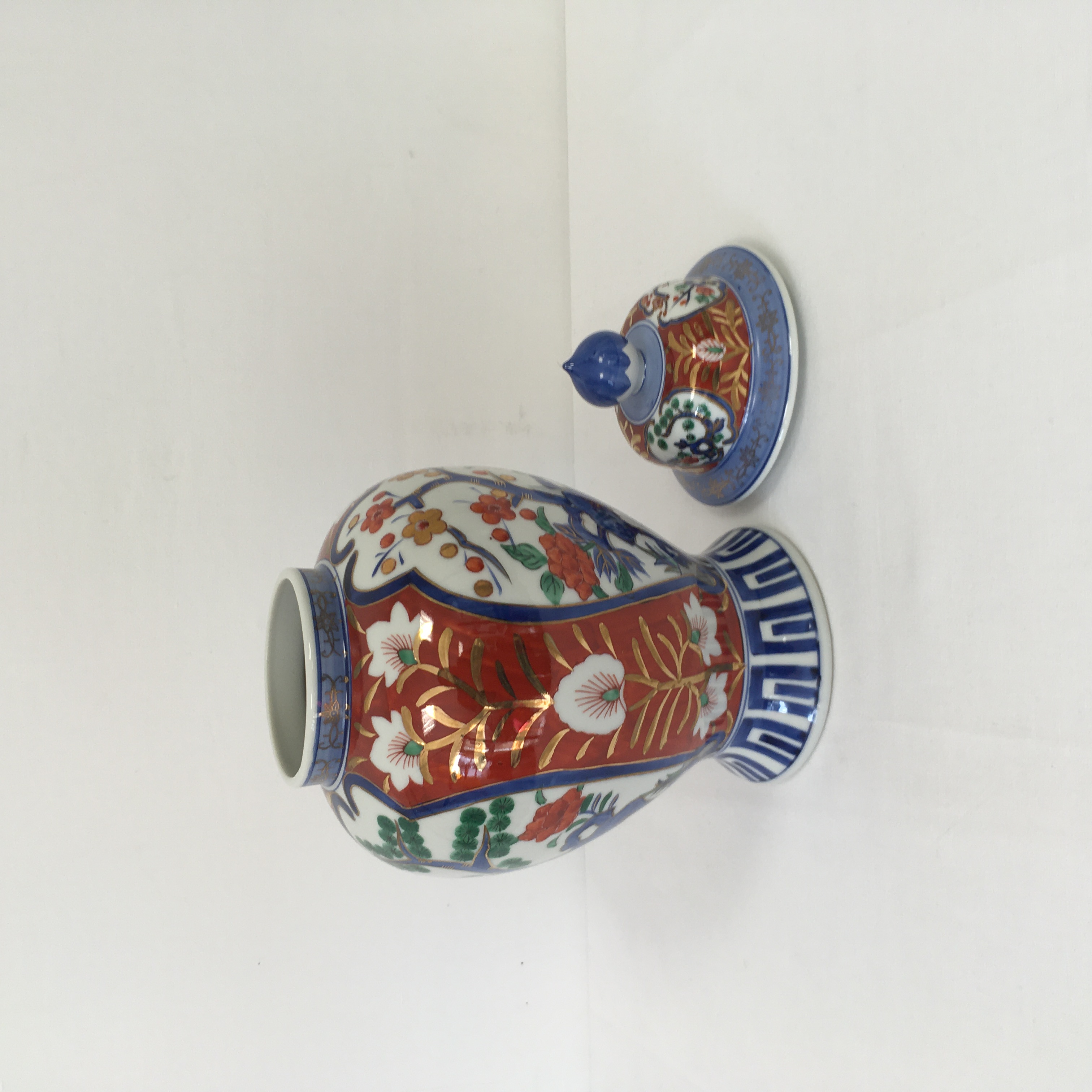 Pot japonais avec son couvercle en porcelaine. Bon état - 40,00 € Pot japonais avec son couvercle en porcelaine. Bon état reconditionné disponible sur Label Emmaüs