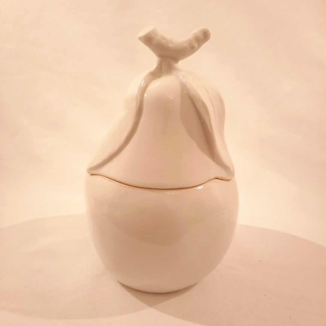 Acheter Pot porcelaine original en forme de poire Parfait état - 10,00 € Pot porcelaine original en forme de poire Parfait état reconditionné disponible sur Label Emmaüs