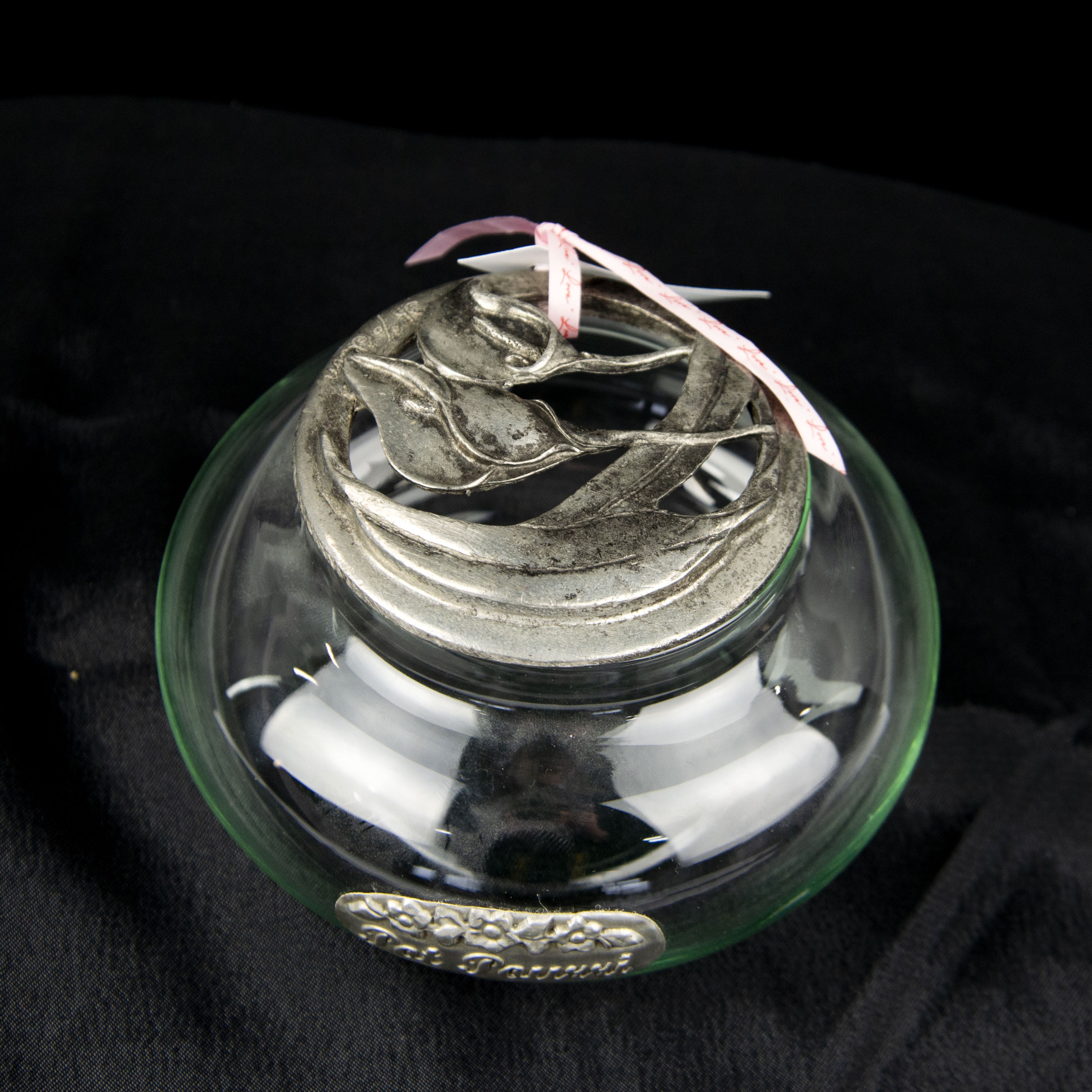 Voir photo 2 de Pot Pourri en verre et en étain, à motif de fleurs, de 14cm de diamètre Pot Pourri en verre et en étain, à motif de fleurs, de 14cm de diamètre Bon état reconditionné photo 2