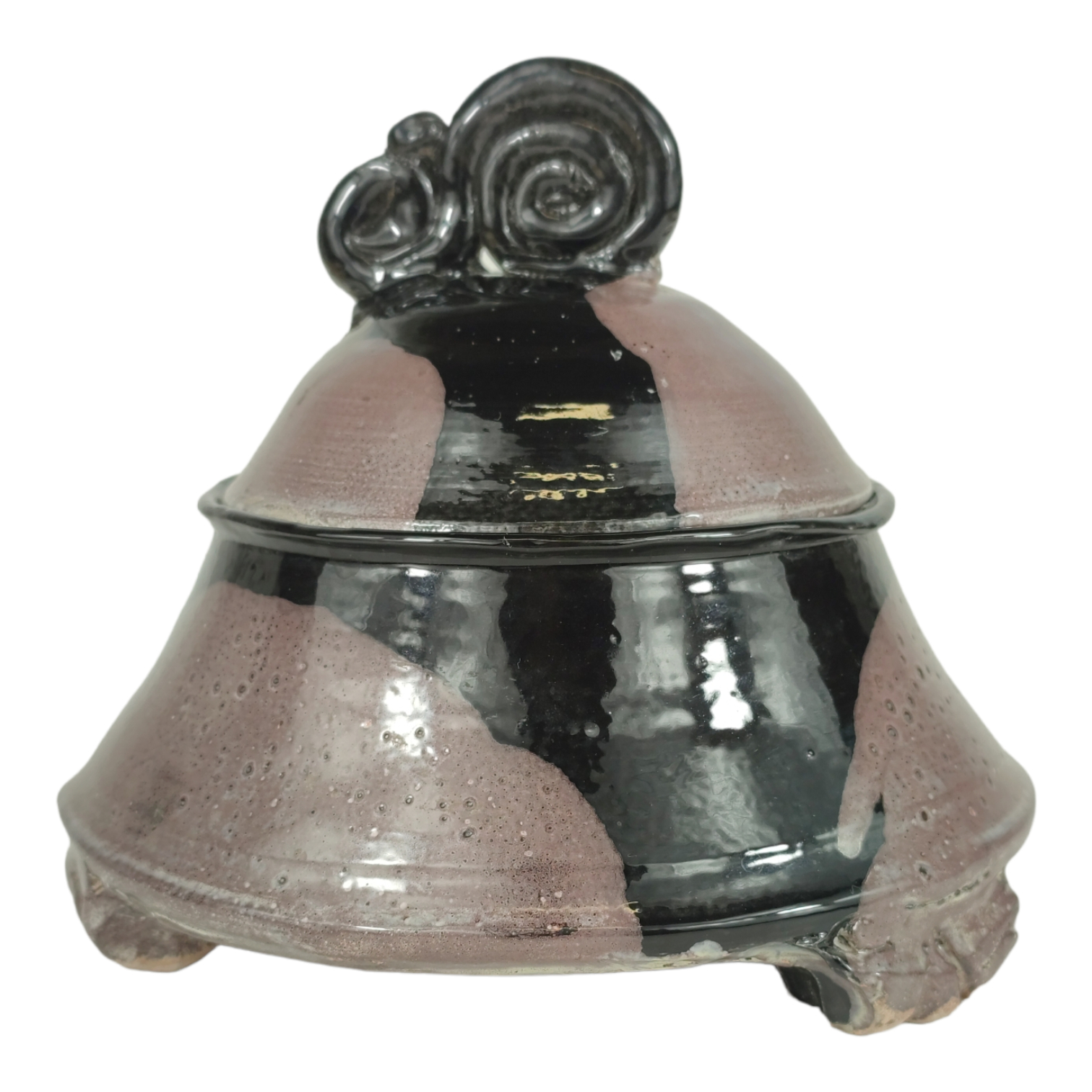 Pot tripode en céramique avec couvercle noir et marron - signature non identifiée État correct - 19,50 € Pot tripode en céramique avec couvercle noir et marron - signature non identifiée État correct reconditionné disponible sur Label Emmaüs