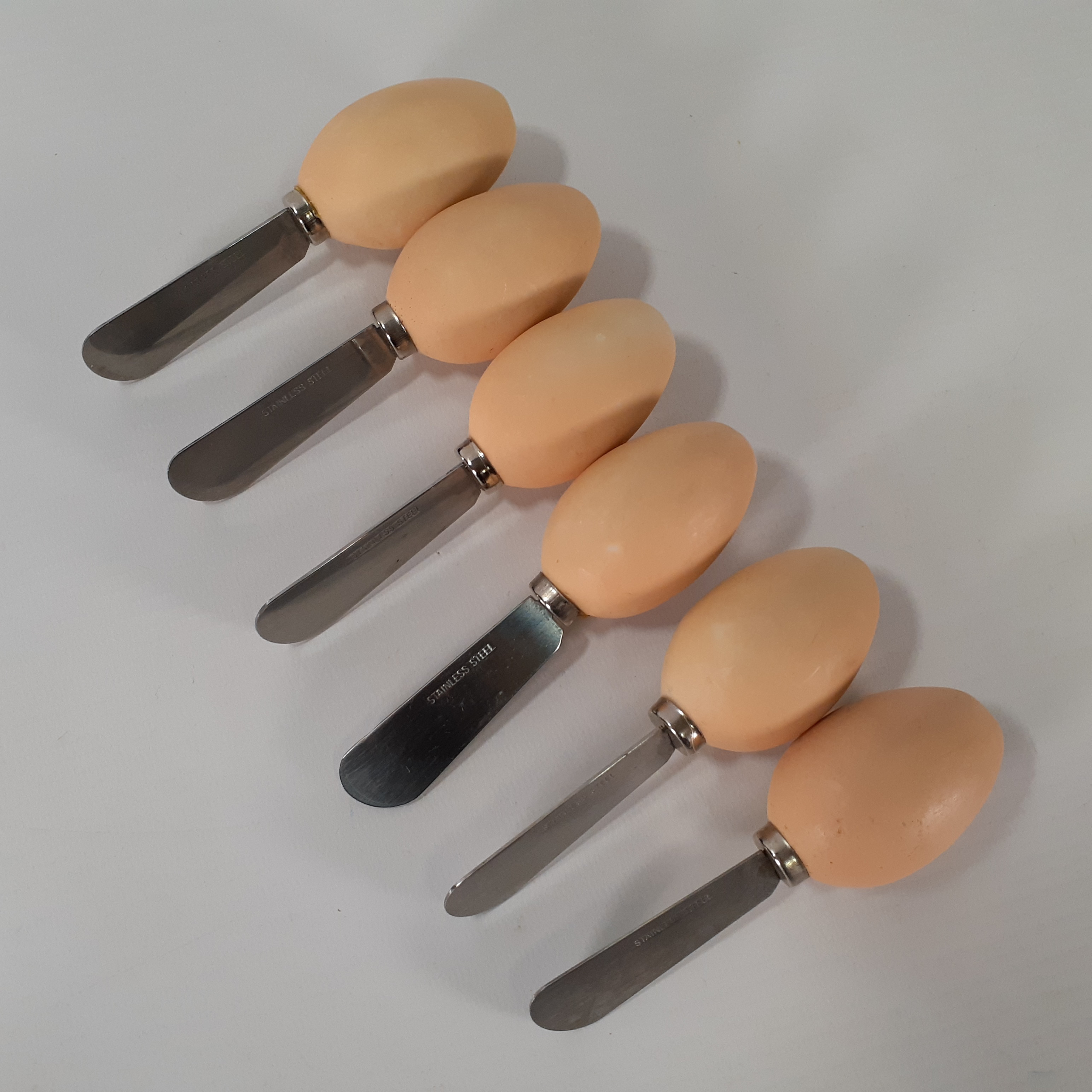 Voir photo 2 de Poule en résine avec ses 6 oeufs/spatules à tartiner Poule en résine avec ses 6 oeufs/spatules à tartiner reconditionné photo 2