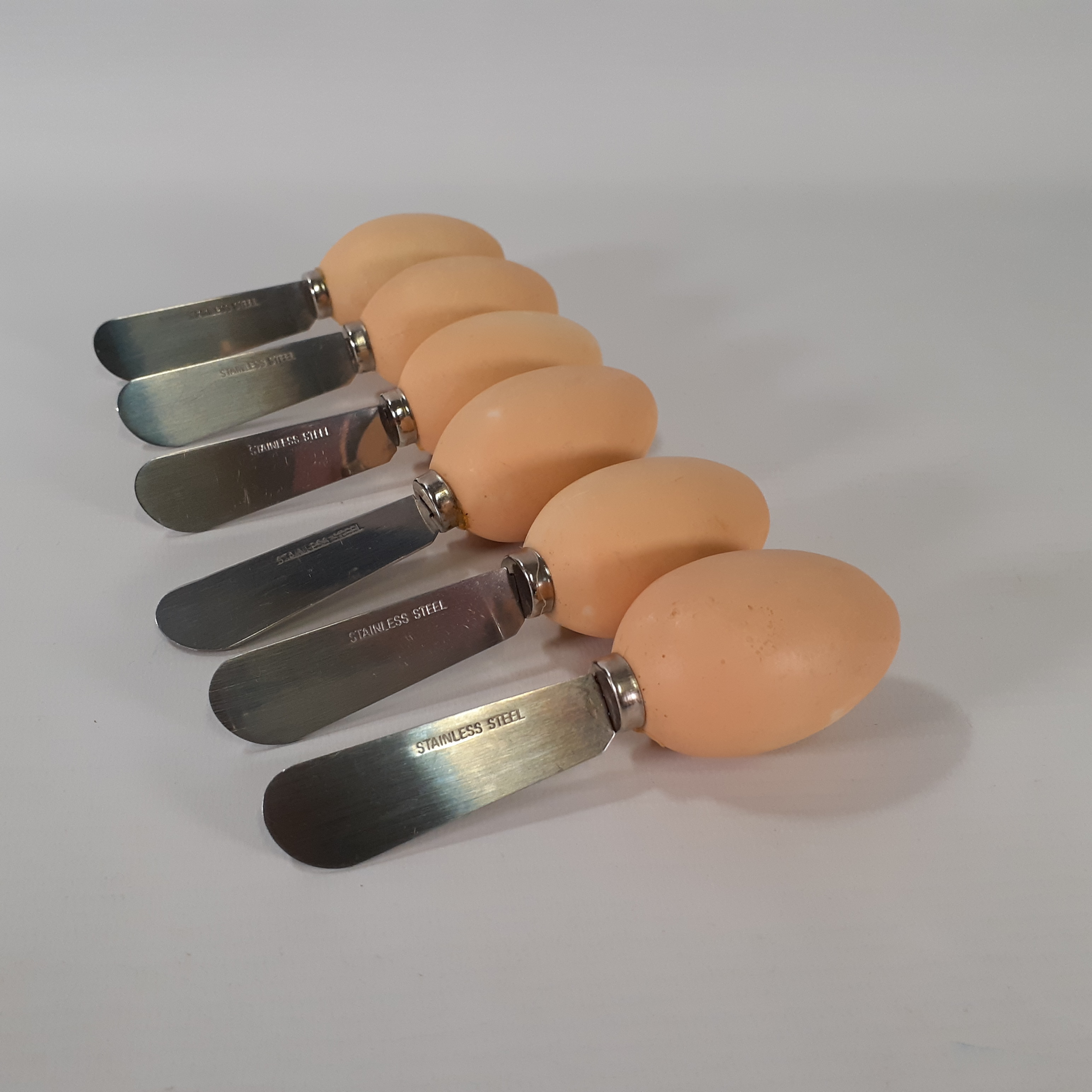 Voir photo 5 de Poule en résine avec ses 6 oeufs/spatules à tartiner Poule en résine avec ses 6 oeufs/spatules à tartiner reconditionné photo 5