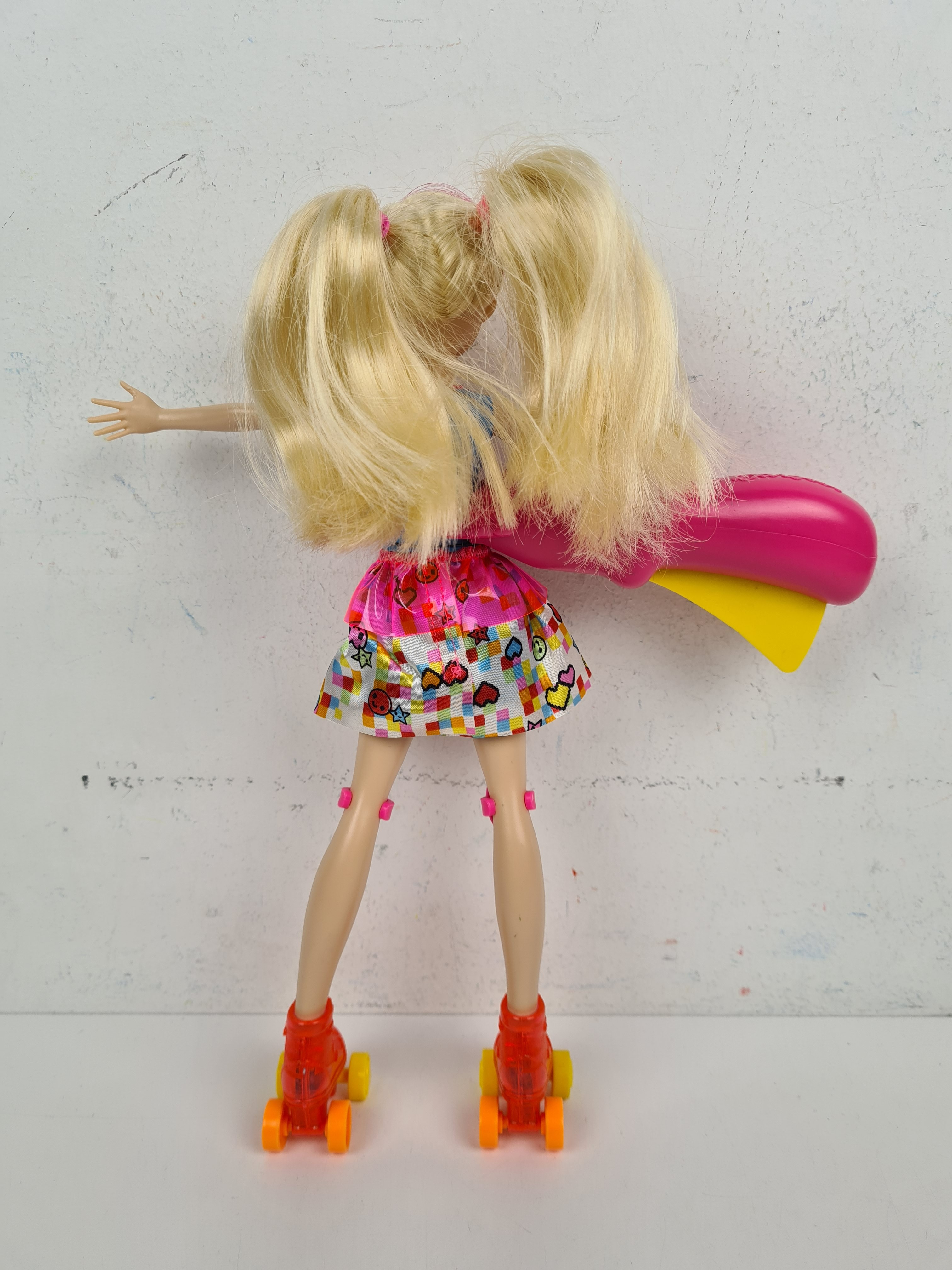 Voir photo 2 de Poupée - Barbie rollers lumineux - Mattel 2016 - 30 cm Poupée - Barbie rollers lumineux - Mattel 2016 - 30 cm Bon état reconditionné photo 2