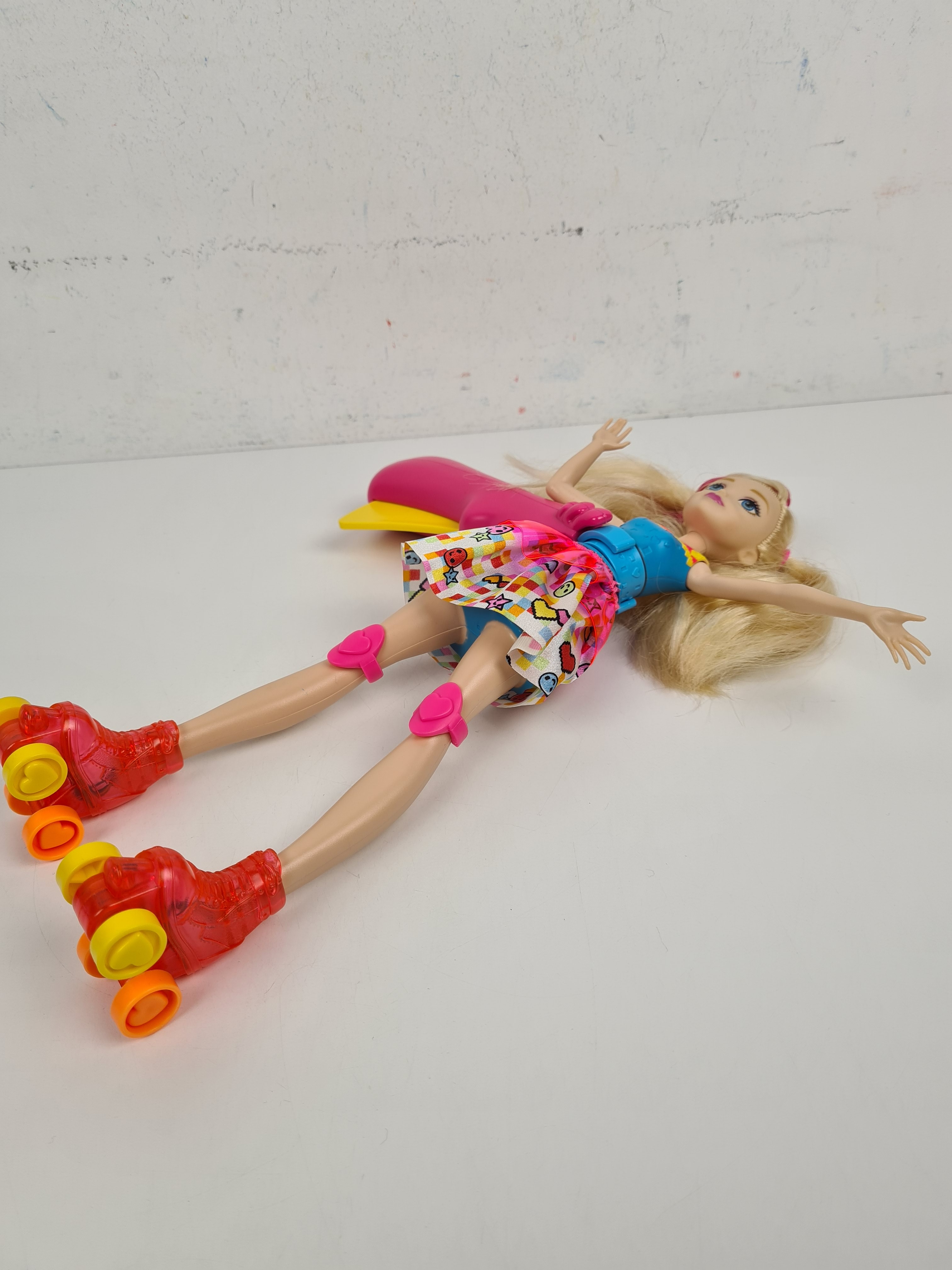 Voir photo 3 de Poupée - Barbie rollers lumineux - Mattel 2016 - 30 cm Poupée - Barbie rollers lumineux - Mattel 2016 - 30 cm Bon état reconditionné photo 3
