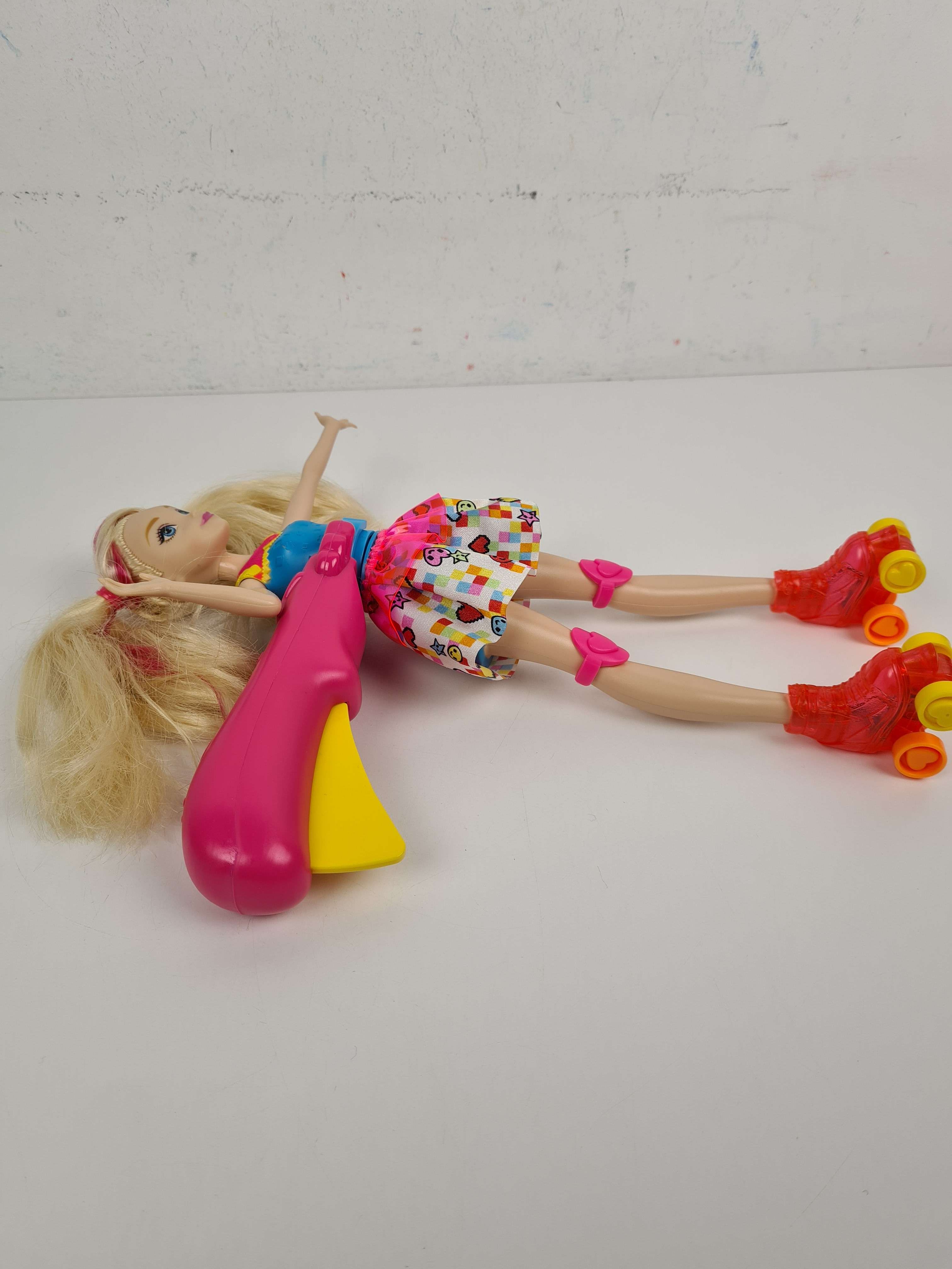 Voir photo 4 de Poupée - Barbie rollers lumineux - Mattel 2016 - 30 cm Poupée - Barbie rollers lumineux - Mattel 2016 - 30 cm Bon état reconditionné photo 4