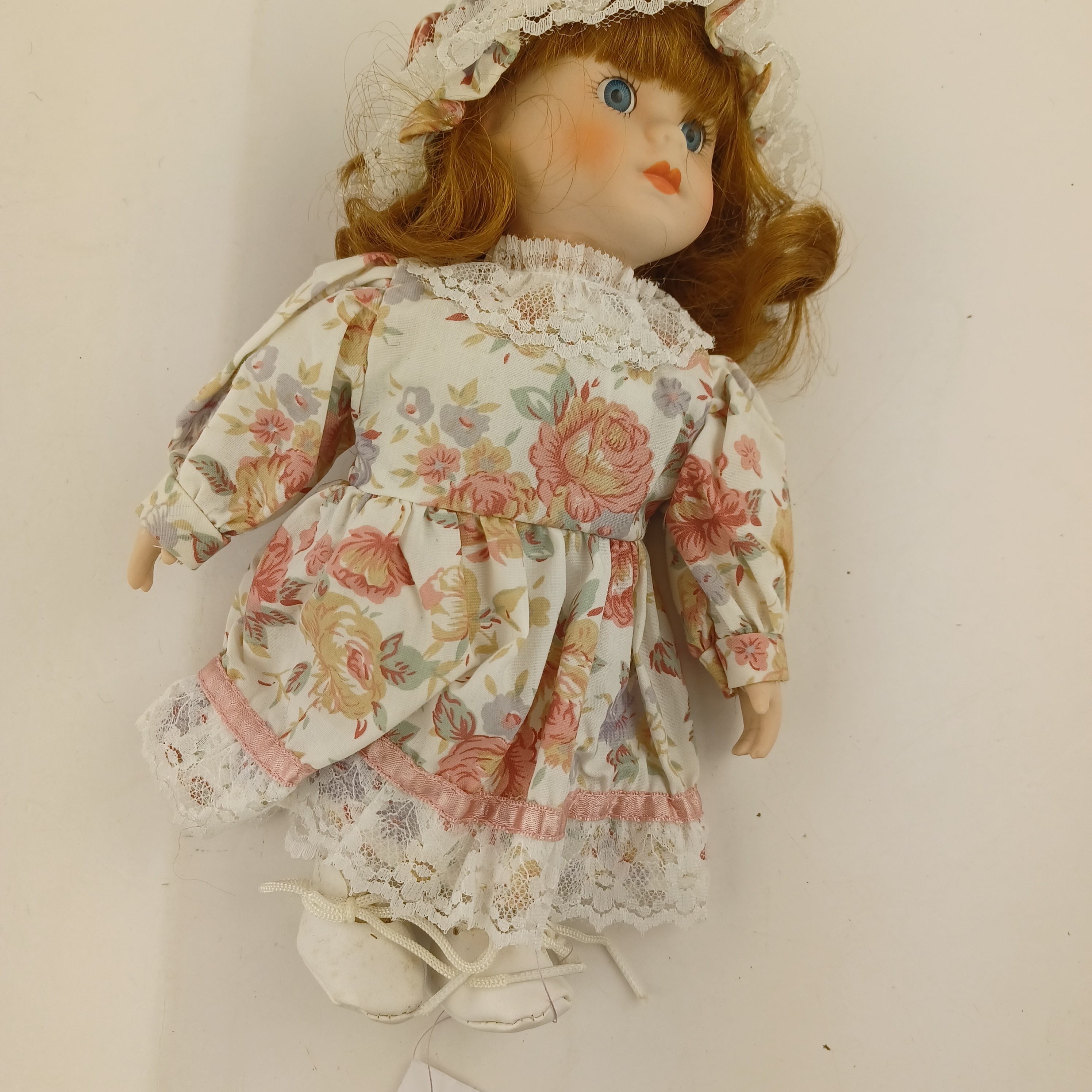 Voir photo 2 de Poupée de 25cm en porcelaine avec yeux en verre et robe en tissus d'origine, et signature D Poupée de 25cm en porcelaine avec yeux en verre et robe en tissus d'origine, et signature D Très bon état reconditionné photo 2