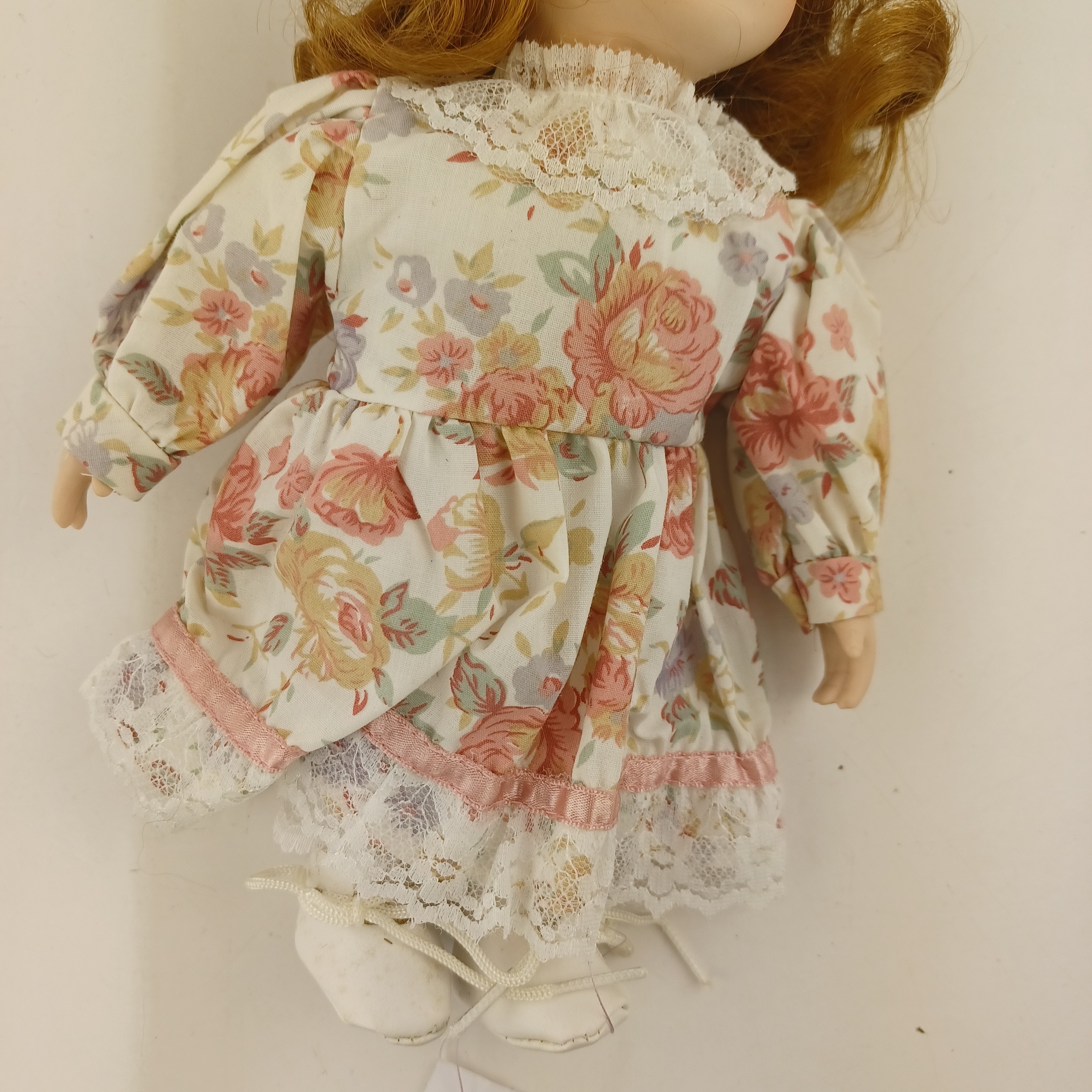 Voir photo 3 de Poupée de 25cm en porcelaine avec yeux en verre et robe en tissus d'origine, et signature D Poupée de 25cm en porcelaine avec yeux en verre et robe en tissus d'origine, et signature D Très bon état reconditionné photo 3