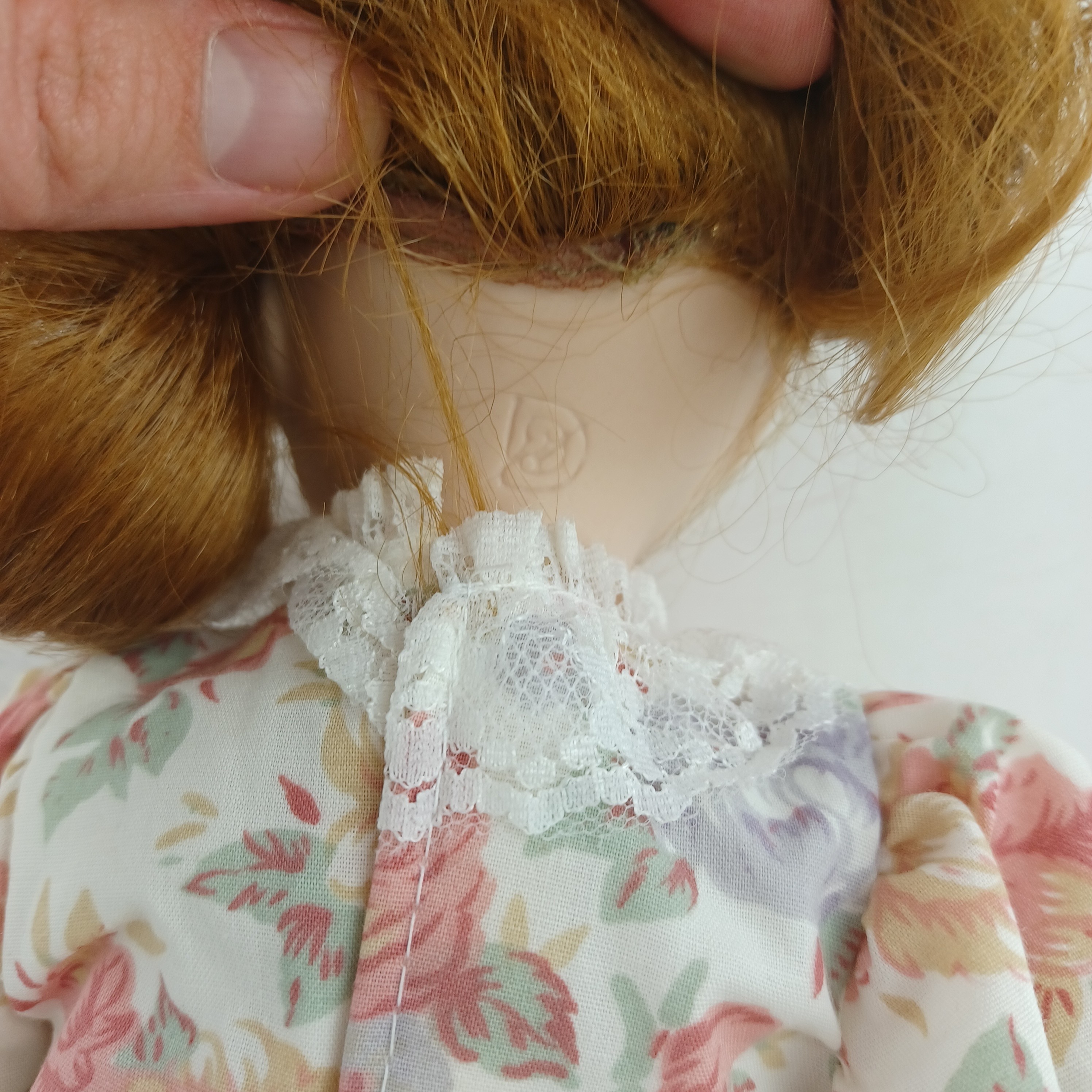 Voir photo 5 de Poupée de 25cm en porcelaine avec yeux en verre et robe en tissus d'origine, et signature D Poupée de 25cm en porcelaine avec yeux en verre et robe en tissus d'origine, et signature D Très bon état reconditionné photo 5