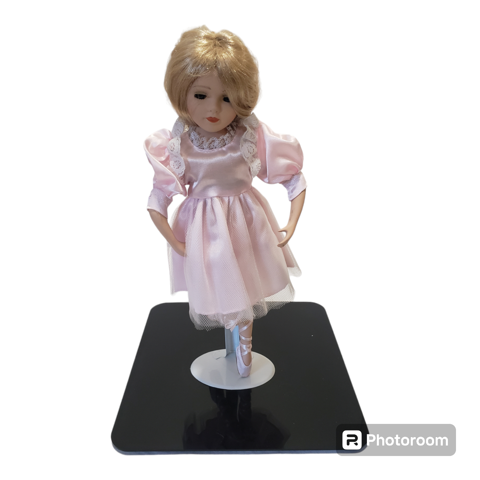 Acheter Poupée de collection en porcelaine Bon état - 11,50 € Poupée de collection en porcelaine Bon état reconditionné disponible sur Label Emmaüs