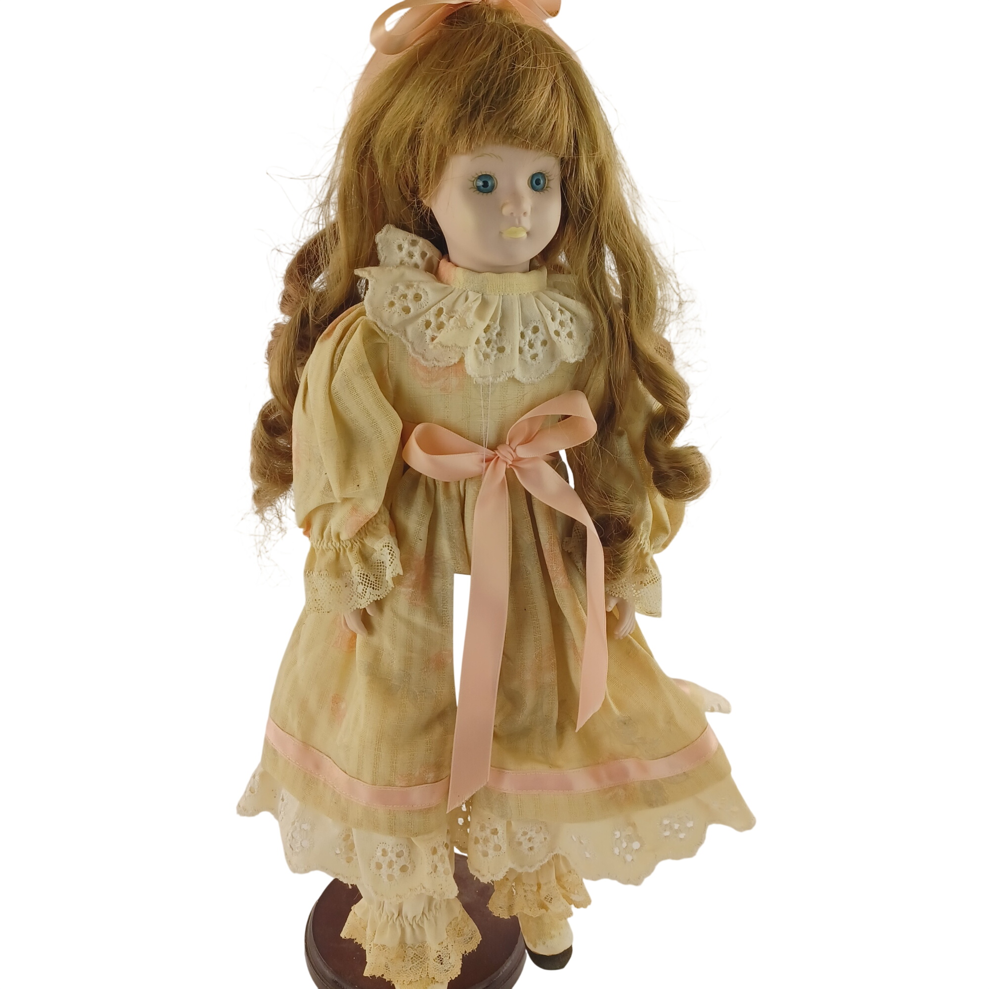 Poupée de porcelaine de 40 cm en robe jaune à ruban rose à tissus d'origine, belles boucles anglaises, yeux de verre bleu Bon état - 10,00 € Poupée de porcelaine de 40 cm en robe jaune à ruban rose à tissus d'origine, belles boucles anglaises, yeux de verre bleu Bon état reconditionné disponible sur Label Emmaüs