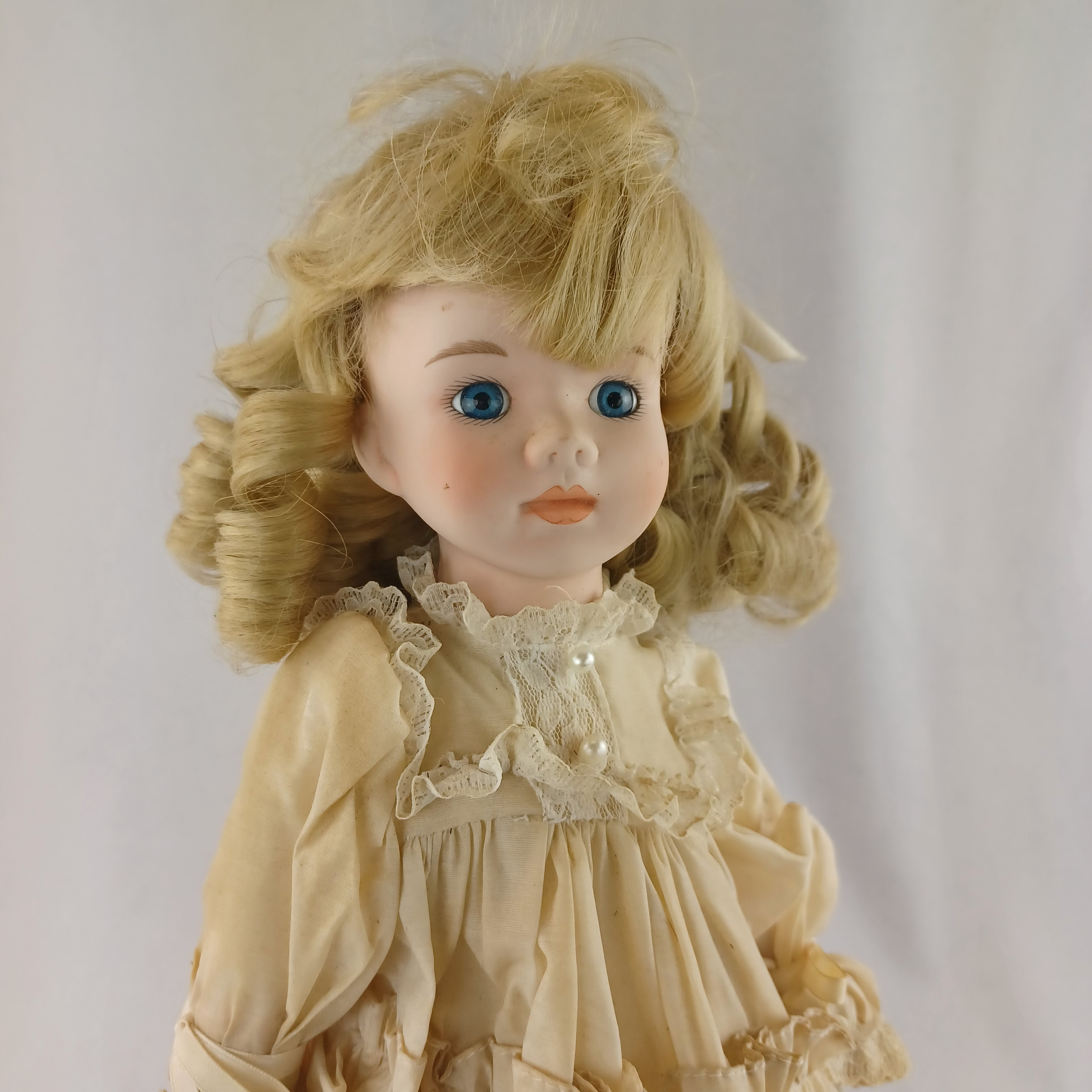 Voir photo 2 de Poupée de porcelaine de 45 cm blonde en robe jaune en tissus ancien à yeux en verre bleu Poupée de porcelaine de 45 cm blonde en robe jaune en tissus ancien à yeux en verre bleu Très bon état reconditionné photo 2