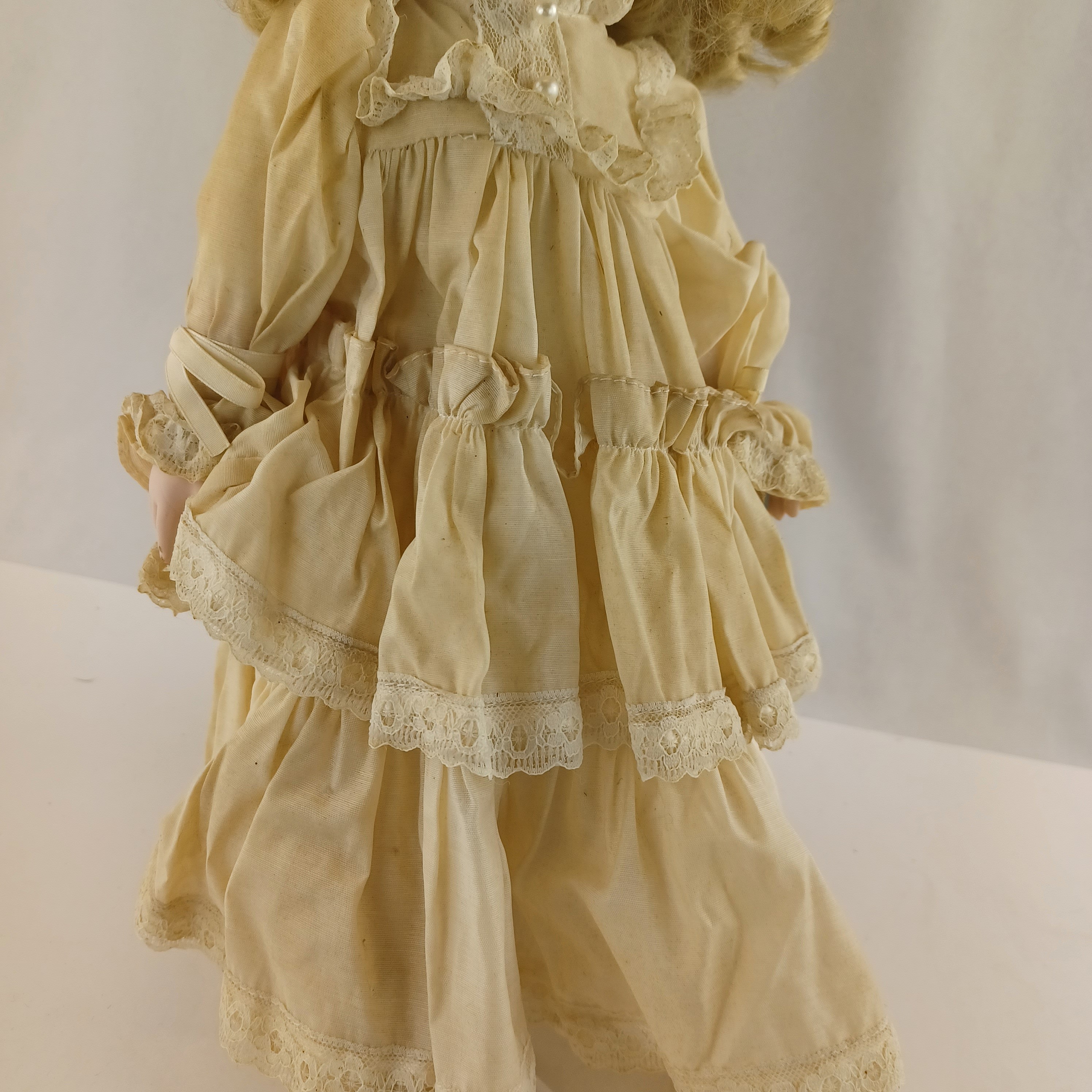 Voir photo 4 de Poupée de porcelaine de 45 cm blonde en robe jaune en tissus ancien à yeux en verre bleu Poupée de porcelaine de 45 cm blonde en robe jaune en tissus ancien à yeux en verre bleu Très bon état reconditionné photo 4