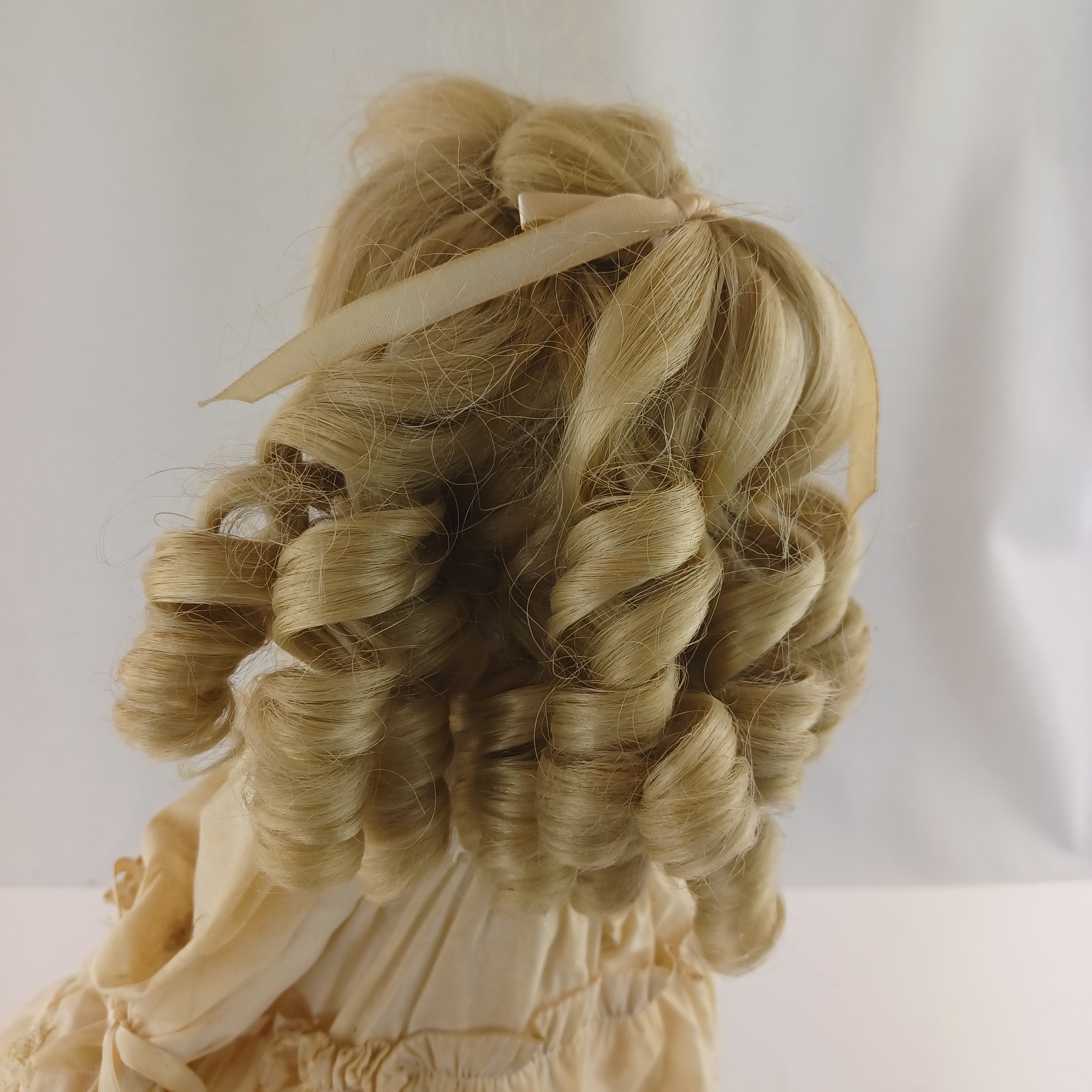Voir photo 5 de Poupée de porcelaine de 45 cm blonde en robe jaune en tissus ancien à yeux en verre bleu Poupée de porcelaine de 45 cm blonde en robe jaune en tissus ancien à yeux en verre bleu Très bon état reconditionné photo 5