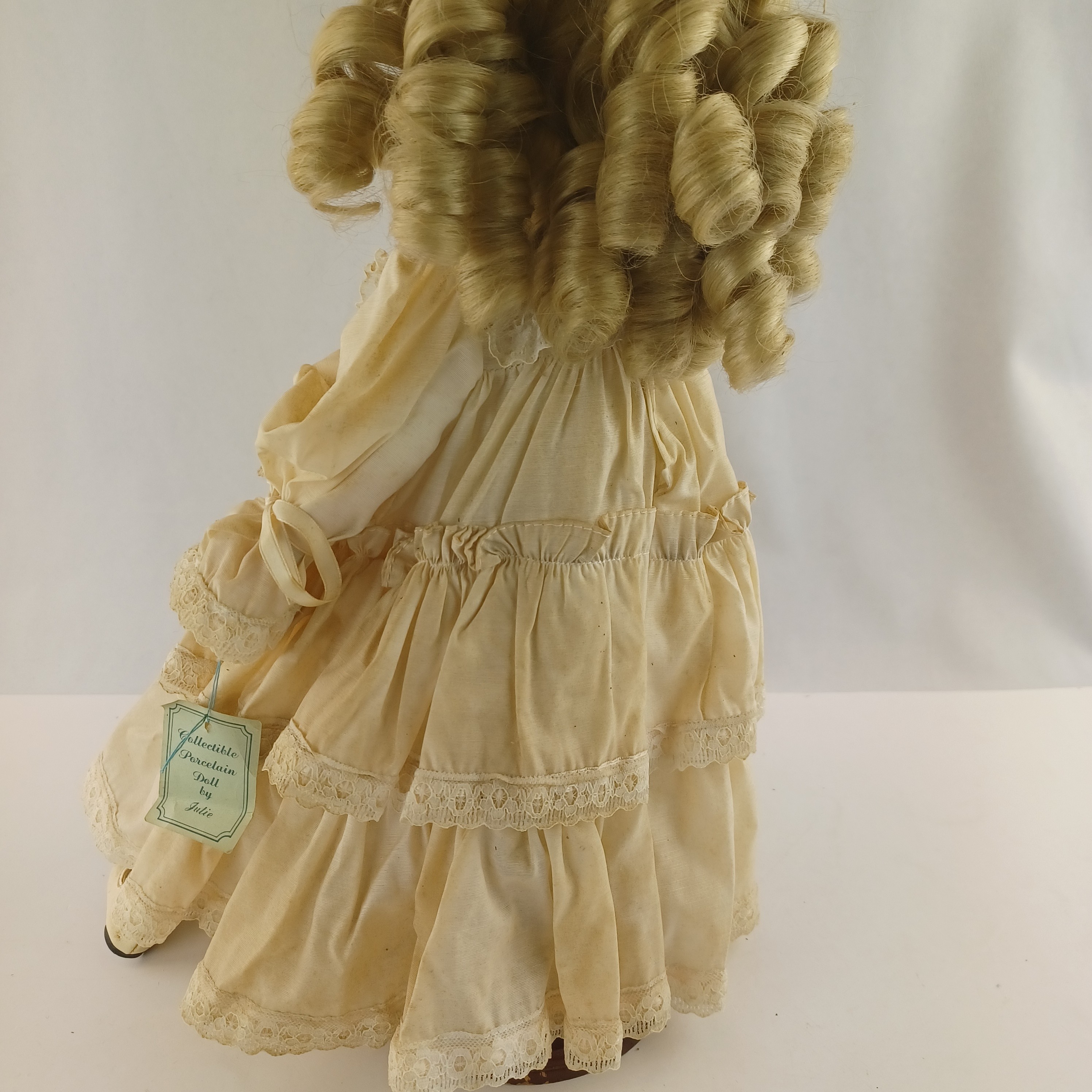 Voir photo 7 de Poupée de porcelaine de 45 cm blonde en robe jaune en tissus ancien à yeux en verre bleu Poupée de porcelaine de 45 cm blonde en robe jaune en tissus ancien à yeux en verre bleu Très bon état reconditionné photo 7