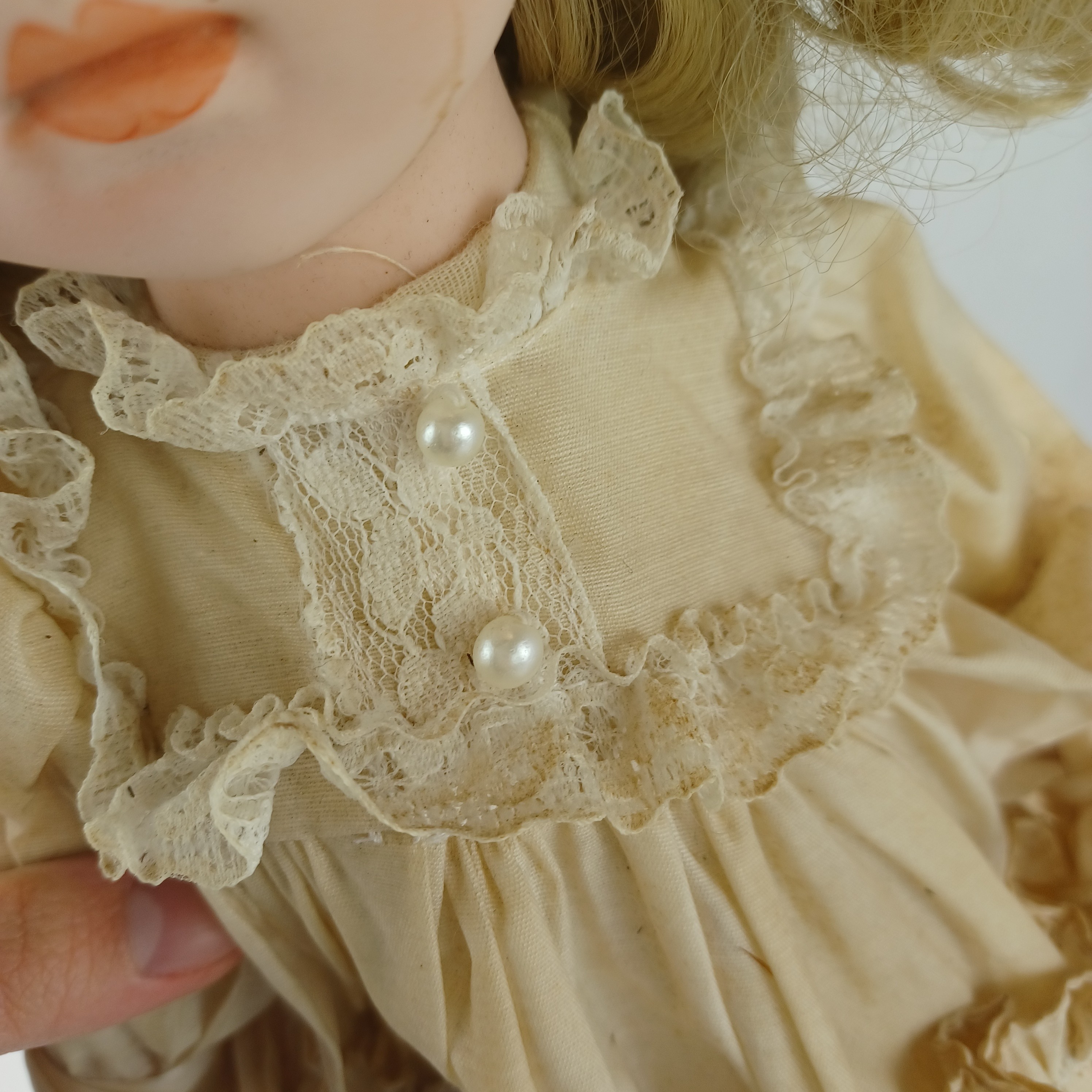 Voir photo 9 de Poupée de porcelaine de 45 cm blonde en robe jaune en tissus ancien à yeux en verre bleu Poupée de porcelaine de 45 cm blonde en robe jaune en tissus ancien à yeux en verre bleu Très bon état reconditionné photo 9