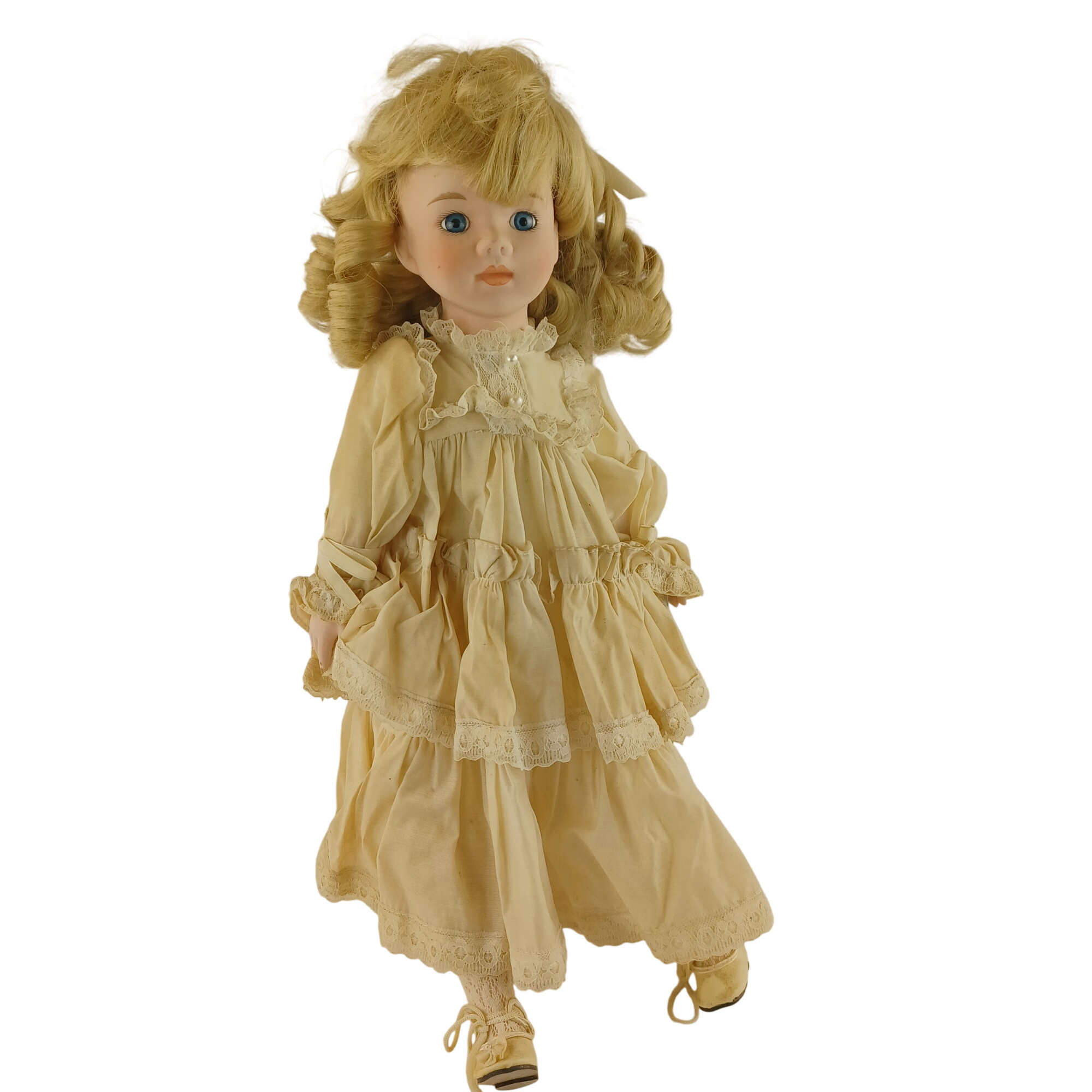 Acheter Poupée de porcelaine de 45 cm blonde en robe jaune en tissus ancien à yeux en verre bleu Très bon état - 14,00 € Poupée de porcelaine de 45 cm blonde en robe jaune en tissus ancien à yeux en verre bleu Très bon état reconditionné disponible sur Label Emmaüs