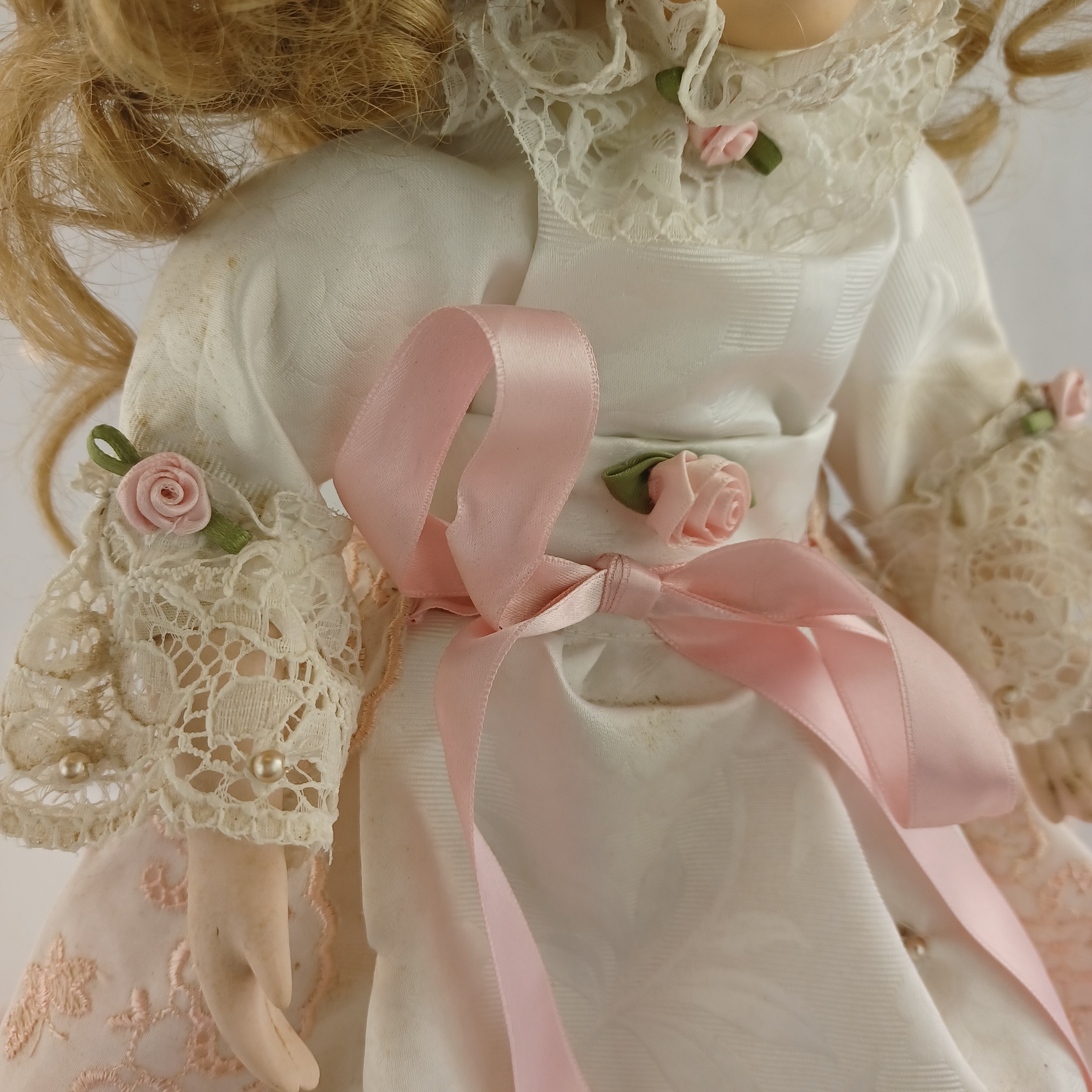 Voir photo 3 de Poupée de porcelaine en robe de mariée avec tissus d'origine et yeux de verre bleu de 43 cm Poupée de porcelaine en robe de mariée avec tissus d'origine et yeux de verre bleu de 43 cm Très bon état reconditionné photo 3