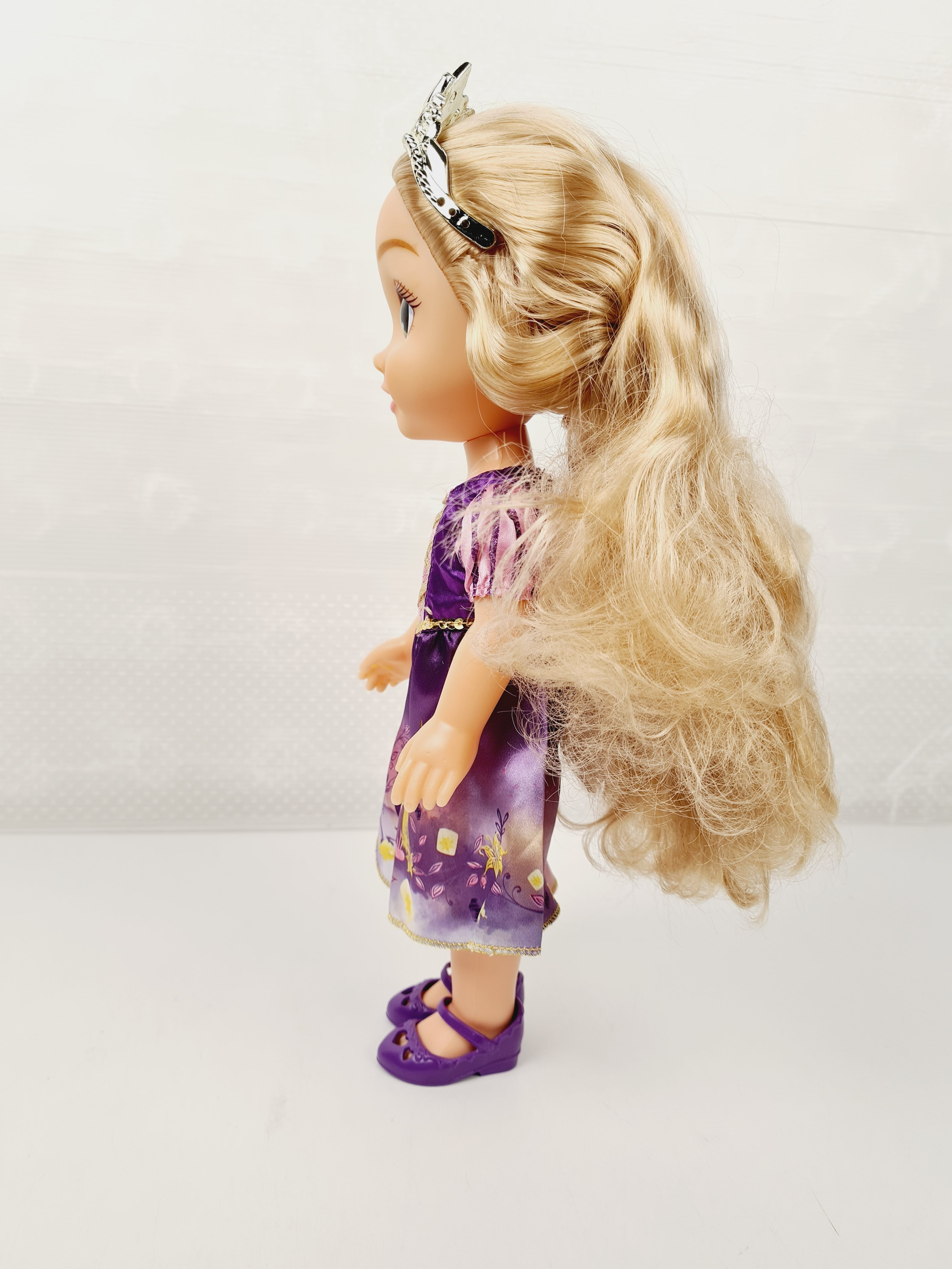 Voir photo 2 de Poupée - Disney Princesse - Raiponce - 39 cm Poupée - Disney Princesse - Raiponce - 39 cm Bon état reconditionné photo 2