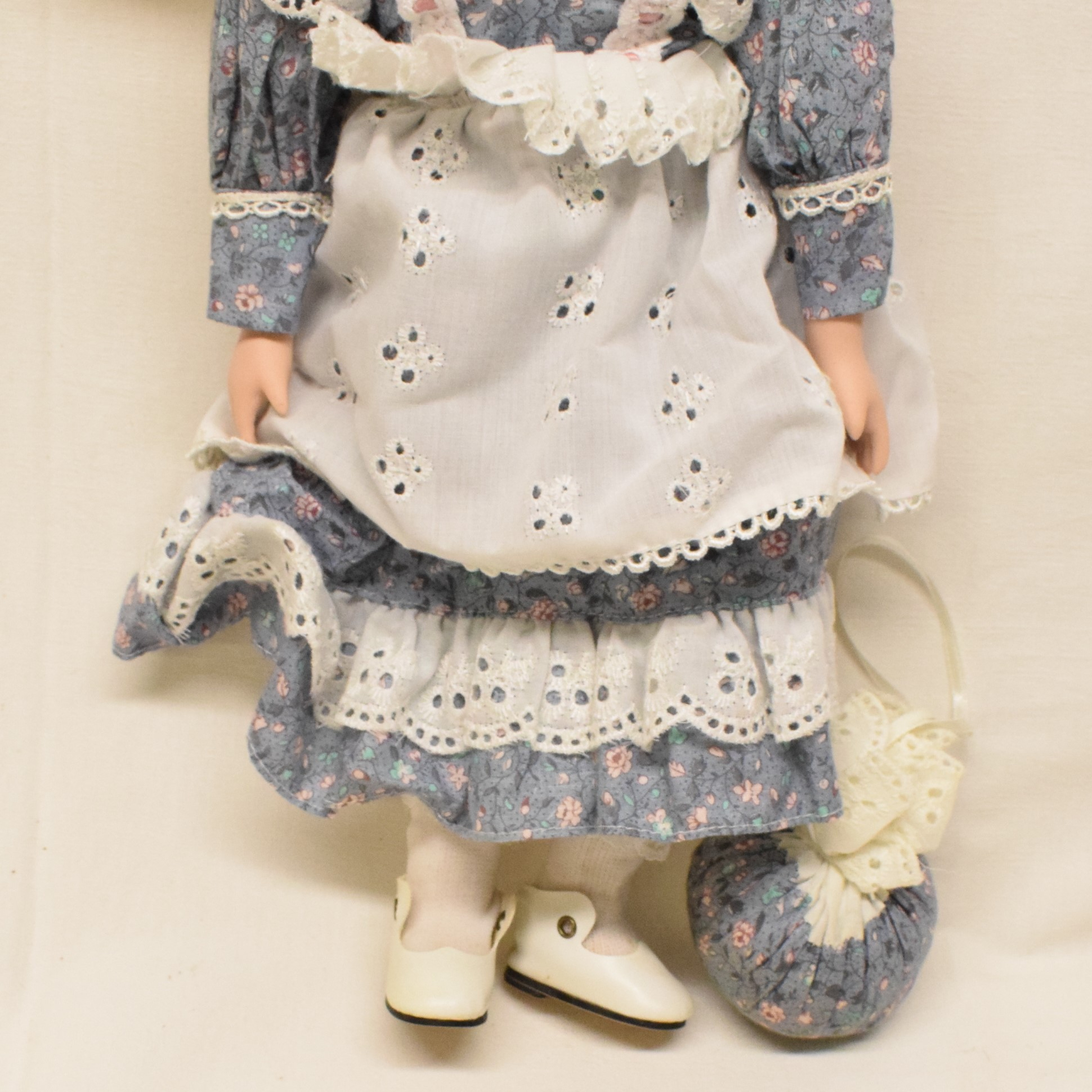 Voir photo 3 de Poupée en porcelaine 39 cm modèle Elizabeth Poupée en porcelaine 39 cm modèle Elizabeth État correct reconditionné photo 3