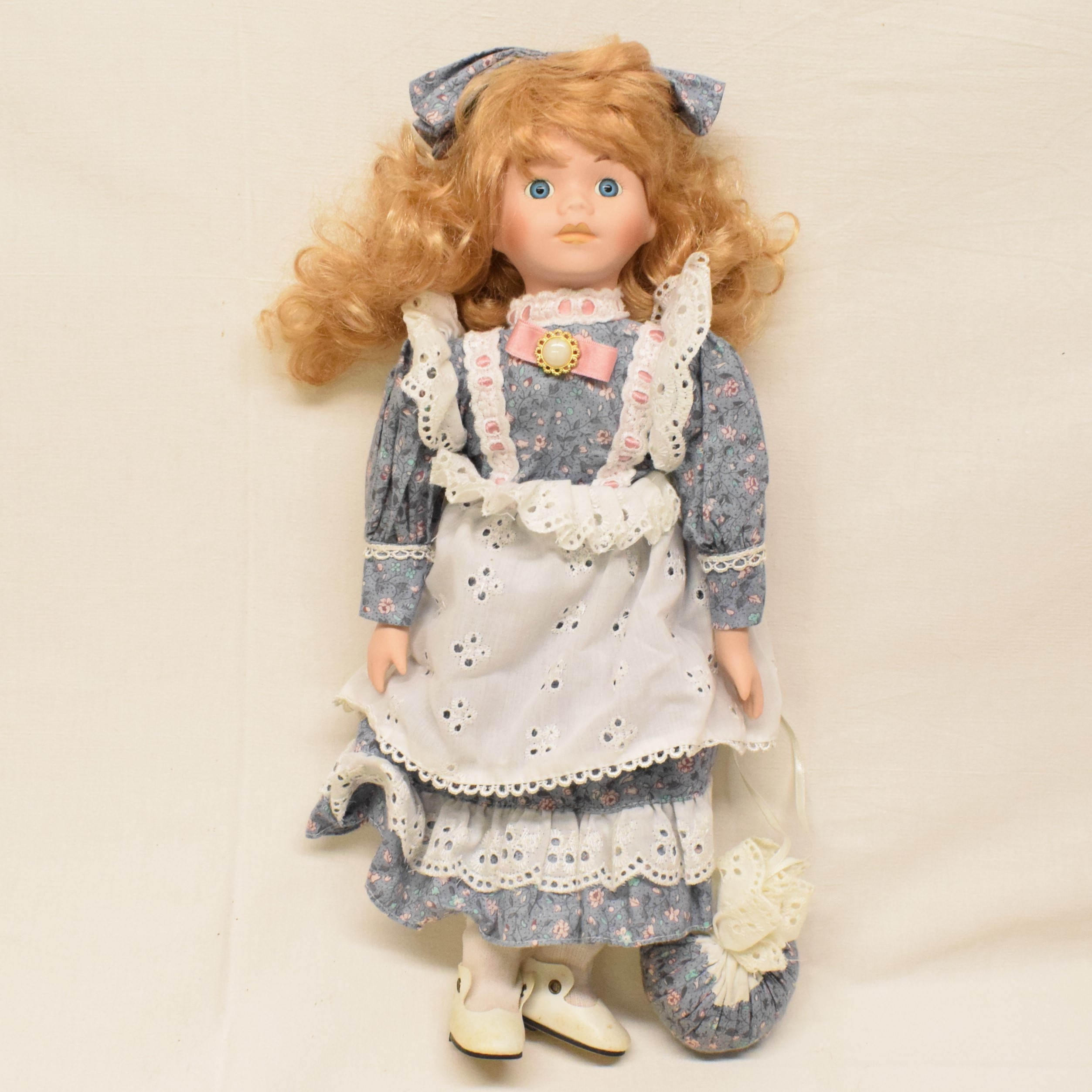 Voir photo 5 de Poupée en porcelaine 39 cm modèle Elizabeth Poupée en porcelaine 39 cm modèle Elizabeth État correct reconditionné photo 5