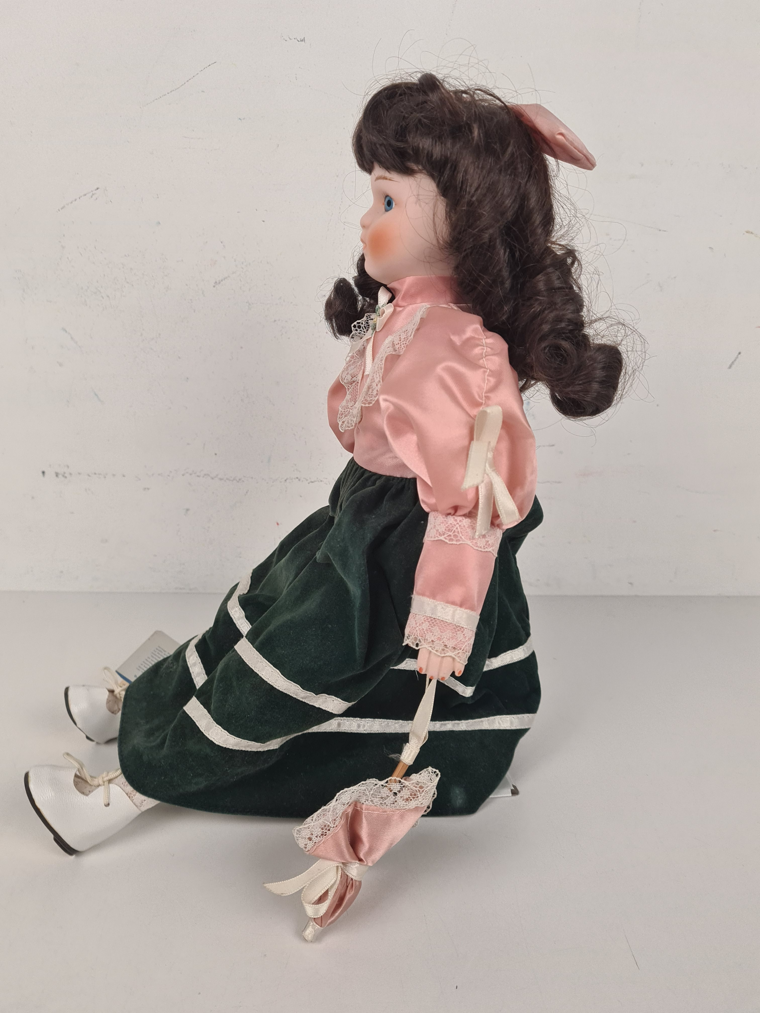 Voir photo 2 de Poupée en porcelaine America's Brooke The Heritage Mint LTD, 1989 - 40 cm Poupée en porcelaine America's Brooke The Heritage Mint LTD, 1989 - 40 cm Très bon état reconditionné photo 2