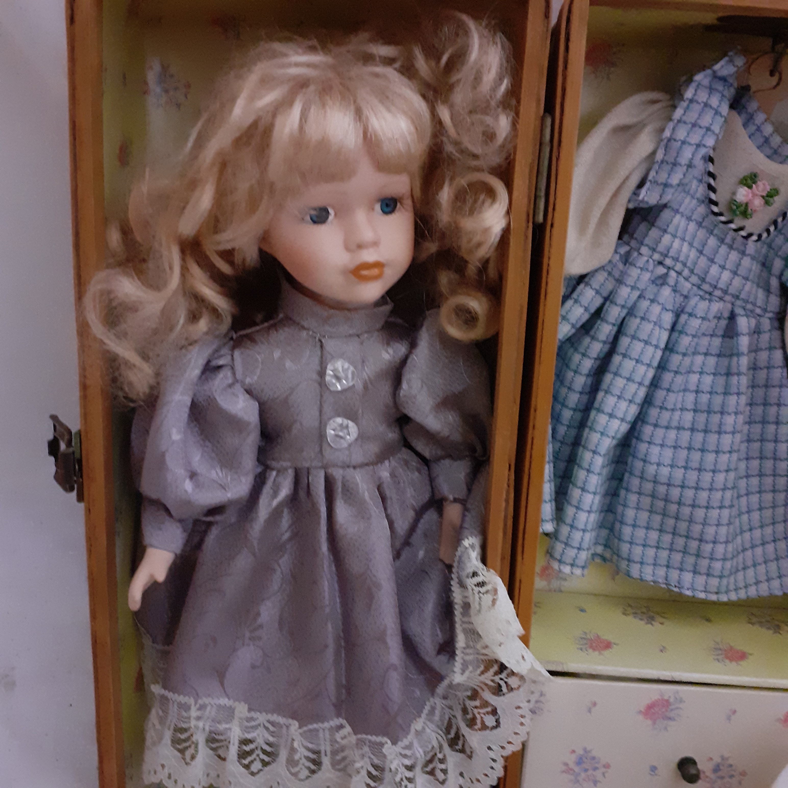 Voir photo 2 de Poupée en porcelaine dans un coffret en rotin imitant une armoire Poupée en porcelaine dans un coffret en rotin imitant une armoire Très bon état reconditionné photo 2