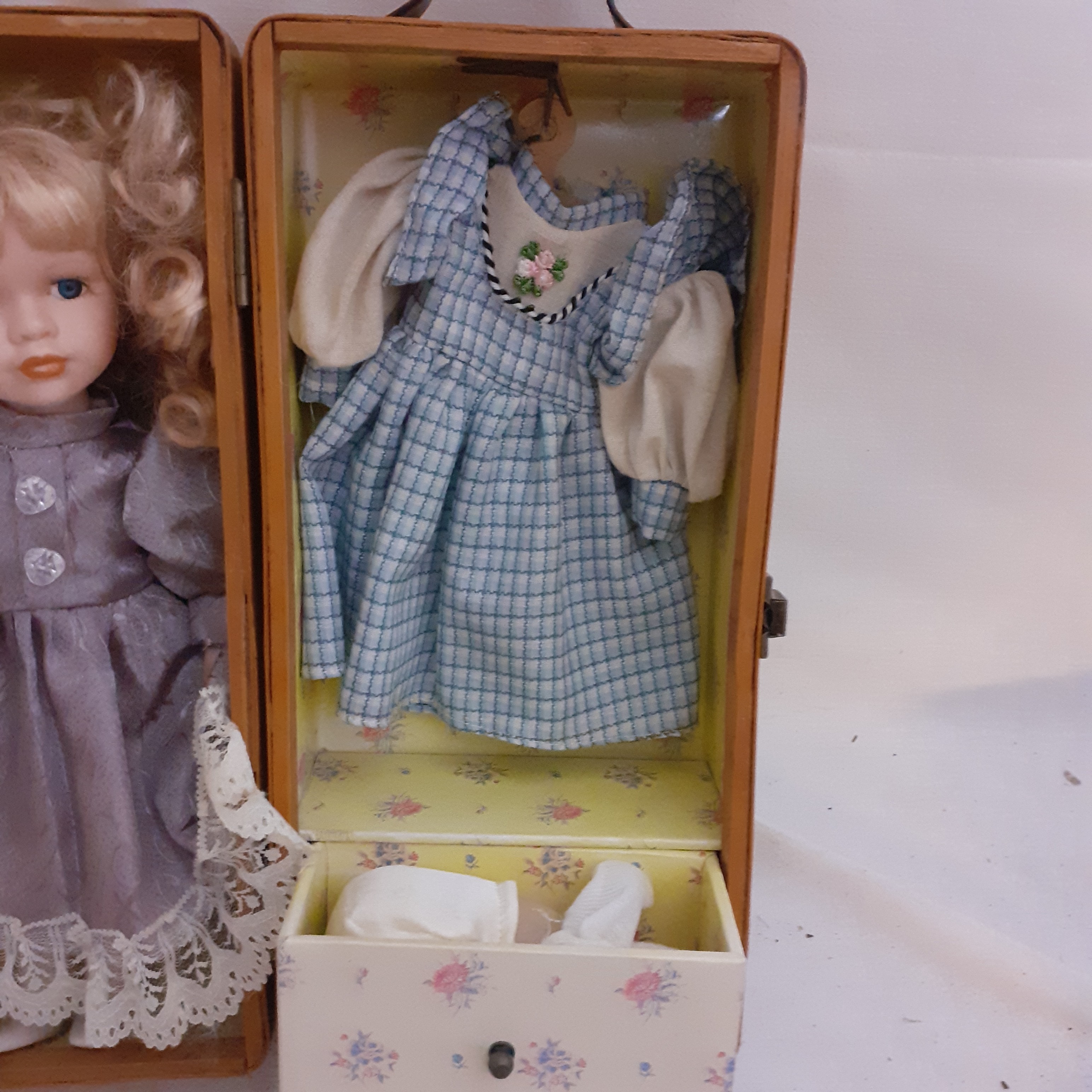 Voir photo 4 de Poupée en porcelaine dans un coffret en rotin imitant une armoire Poupée en porcelaine dans un coffret en rotin imitant une armoire Très bon état reconditionné photo 4