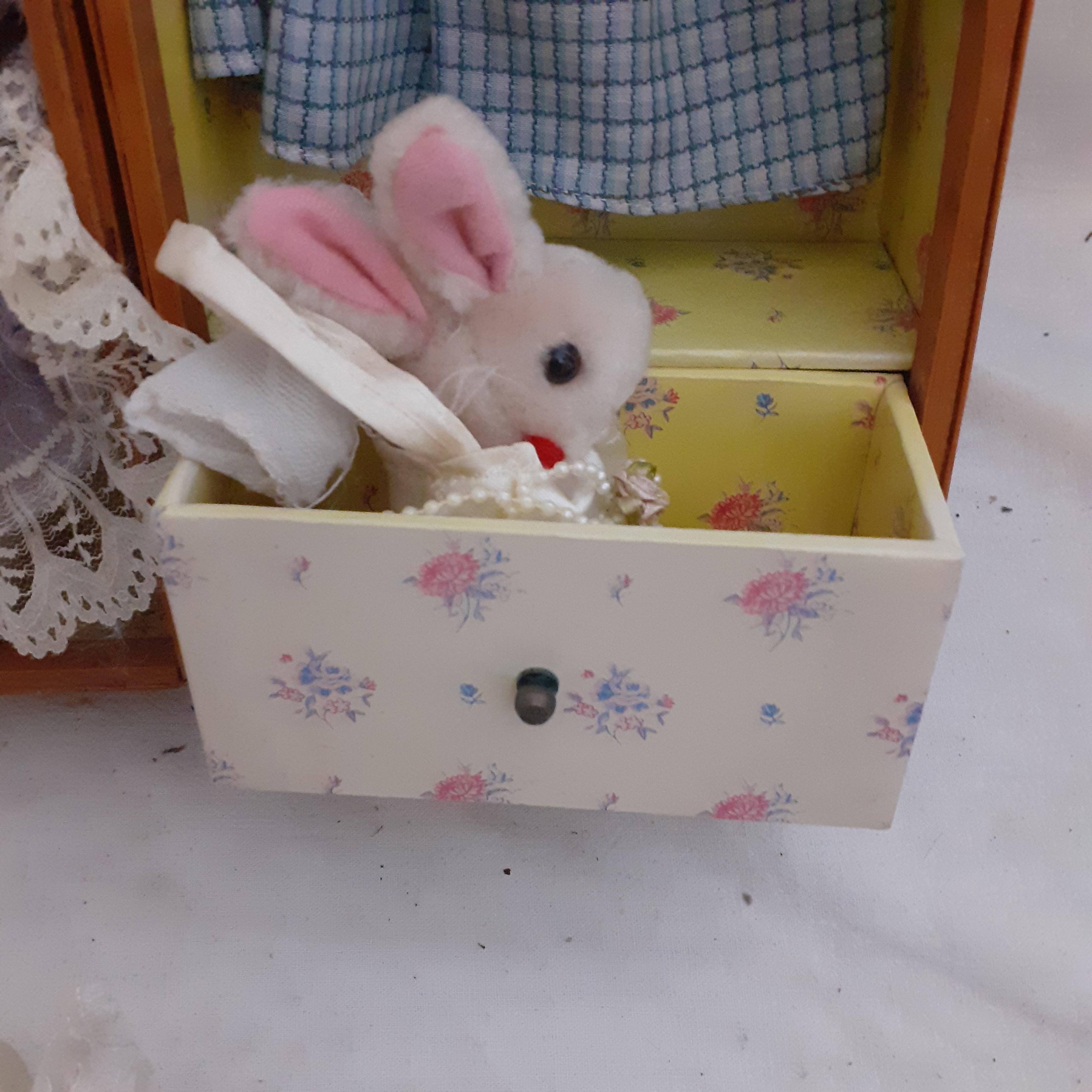 Voir photo 5 de Poupée en porcelaine dans un coffret en rotin imitant une armoire Poupée en porcelaine dans un coffret en rotin imitant une armoire Très bon état reconditionné photo 5